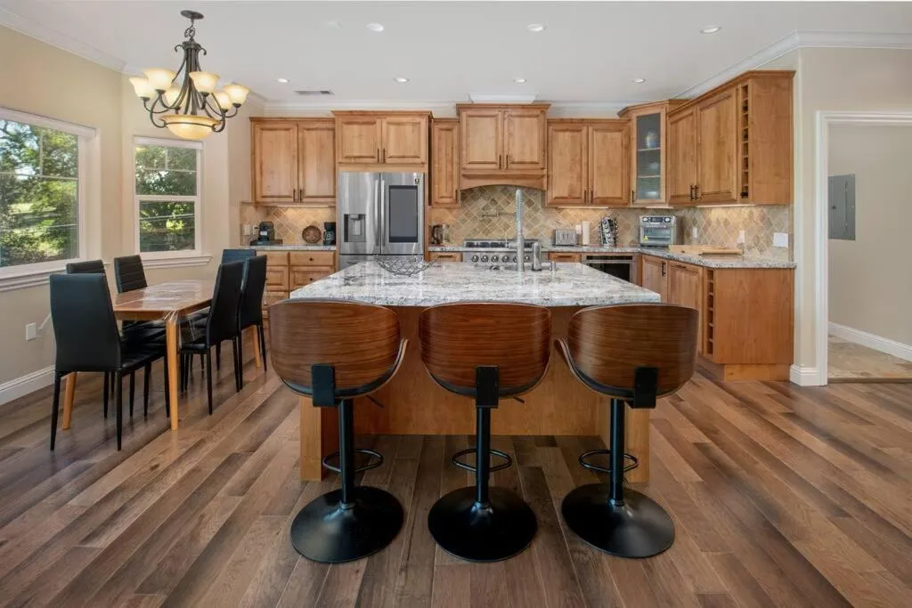 New Luxury 5BR Cabin in Pine Mountain Lake! 1 Minute to Beach! Massage Chair! Close to Yosemite! Perfect for Retreats and Escapes All Seasons!