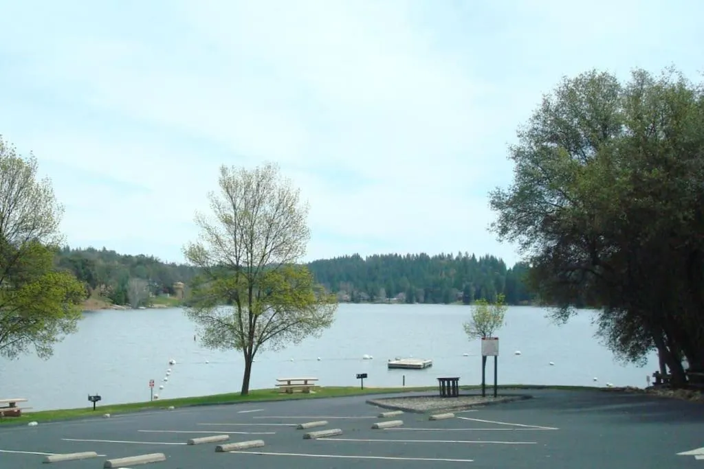 New Luxury 5BR Cabin in Pine Mountain Lake! 1 Minute to Beach! Massage Chair! Close to Yosemite! Perfect for Retreats and Escapes All Seasons!