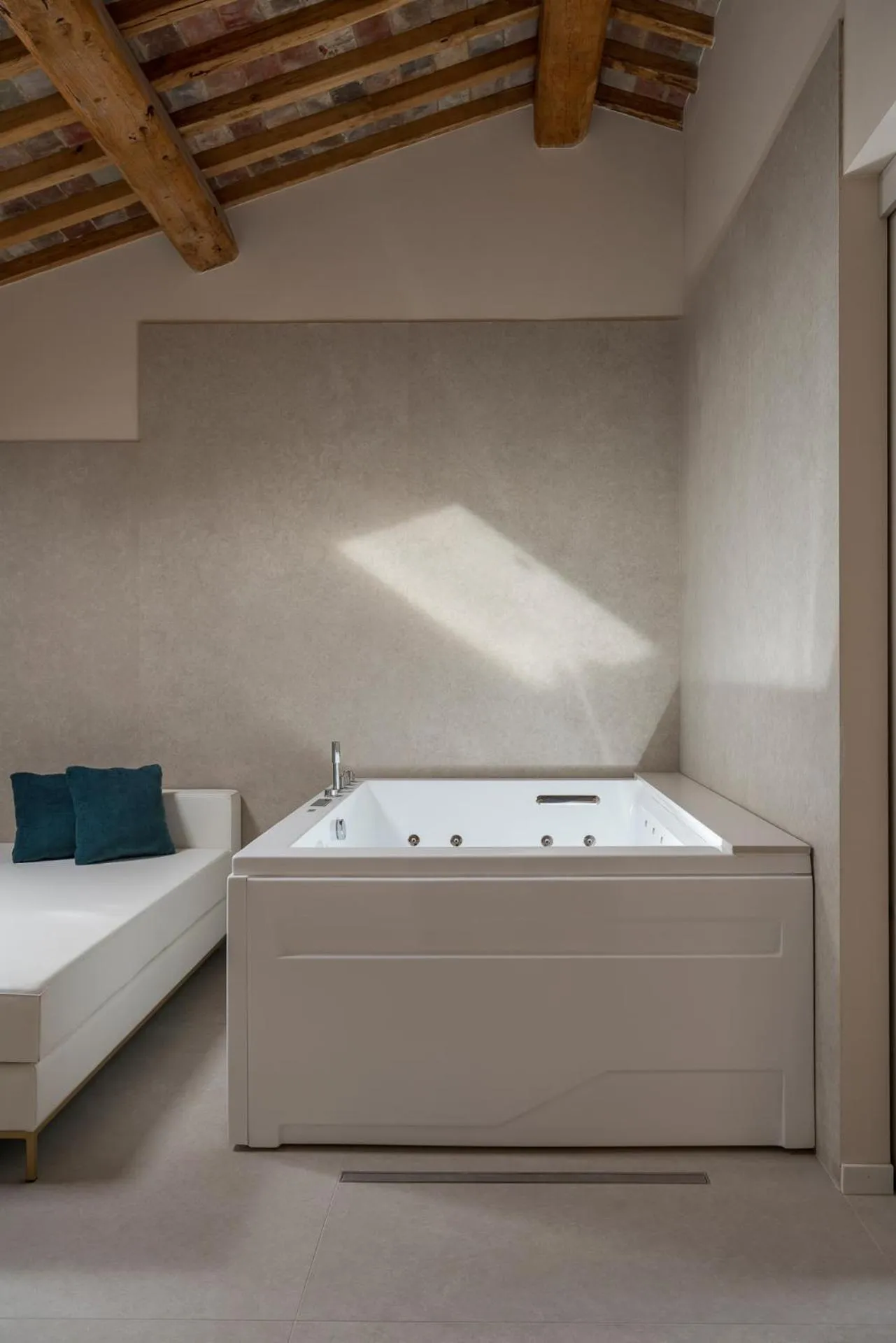 Hot Tub, Bed in Hotel Parma e Oriente Wellness & Spa