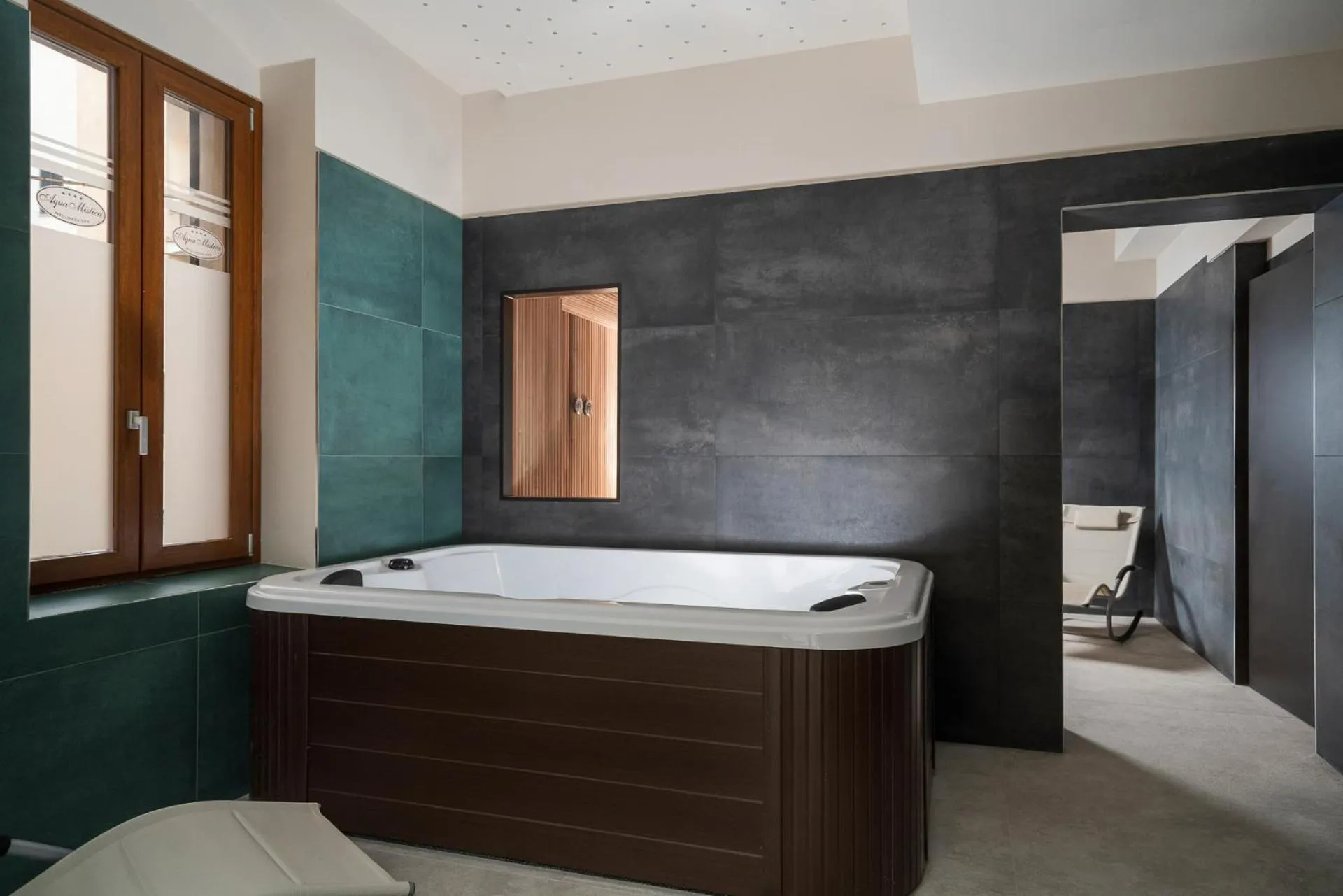 Hot Tub in Hotel Parma e Oriente Wellness & Spa