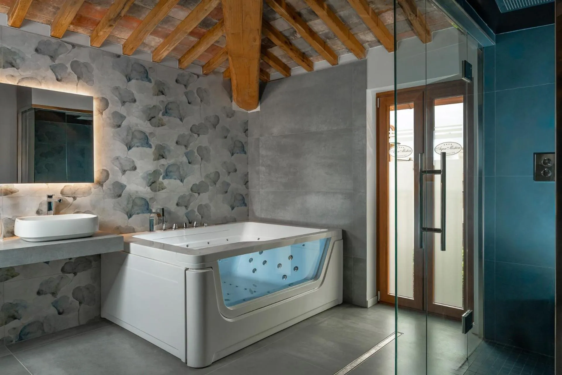 Hot Tub in Hotel Parma e Oriente Wellness & Spa