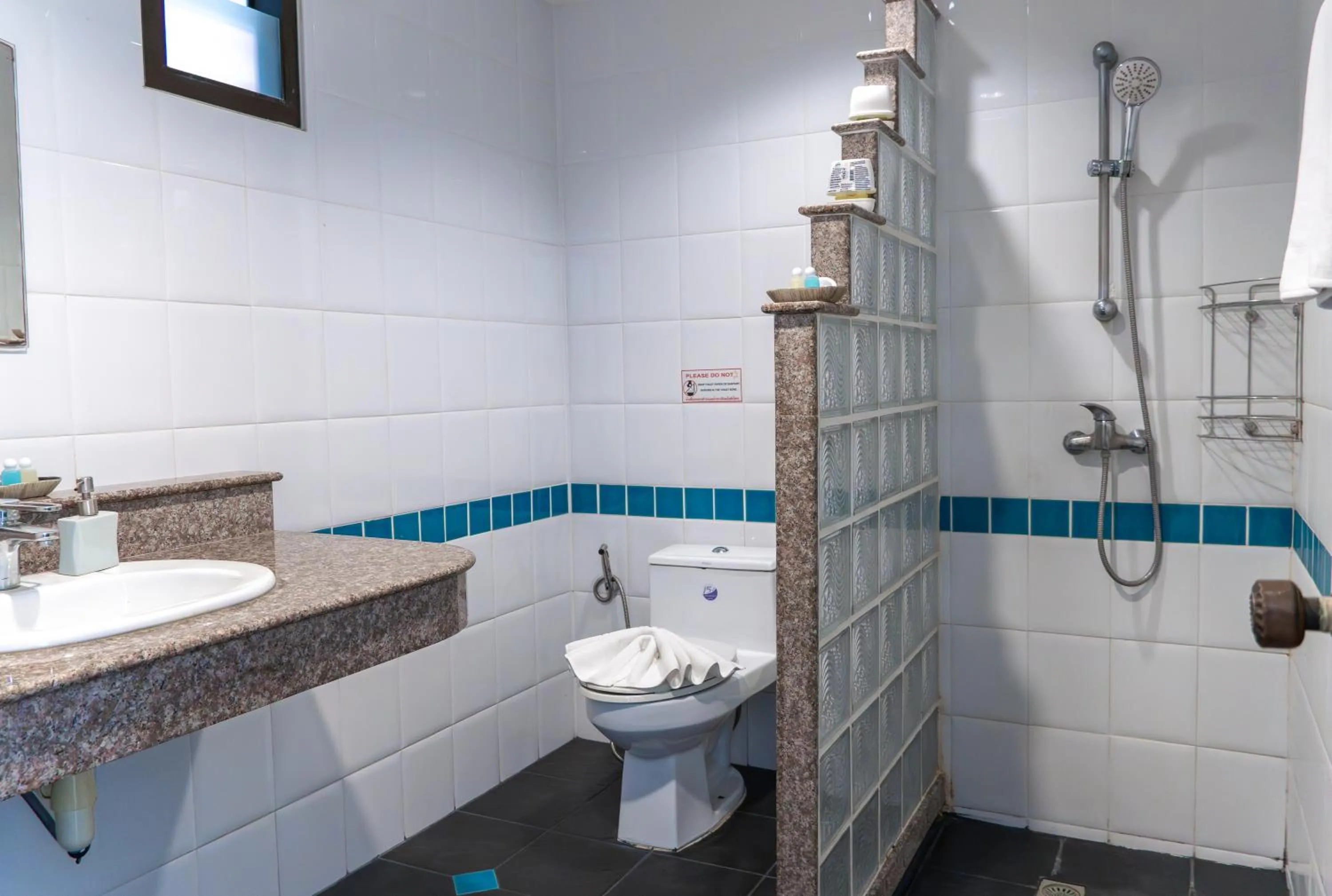 Shower in Deng's kamala beach Guesthouse