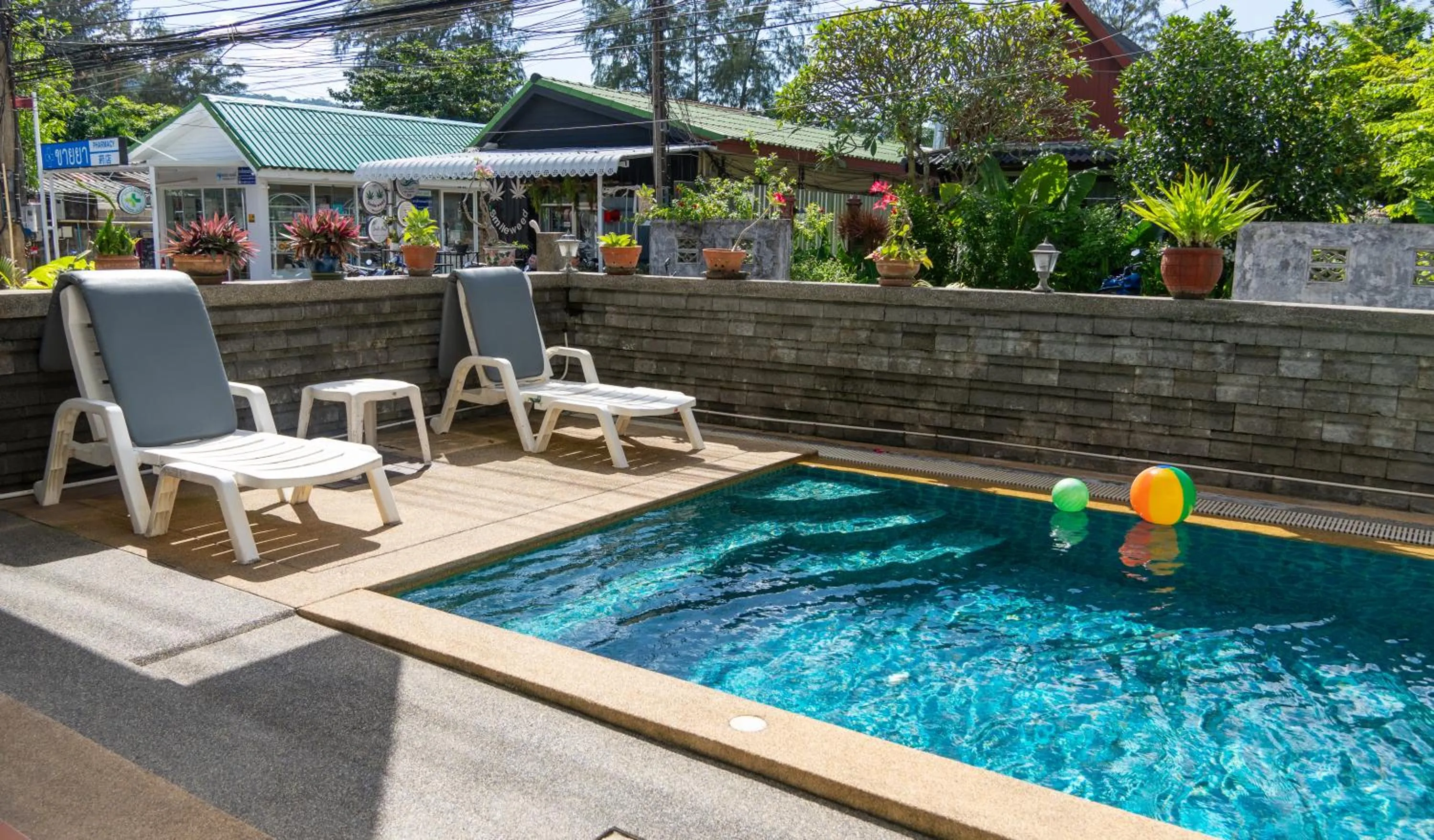 Swimming pool in Deng's kamala beach Guesthouse