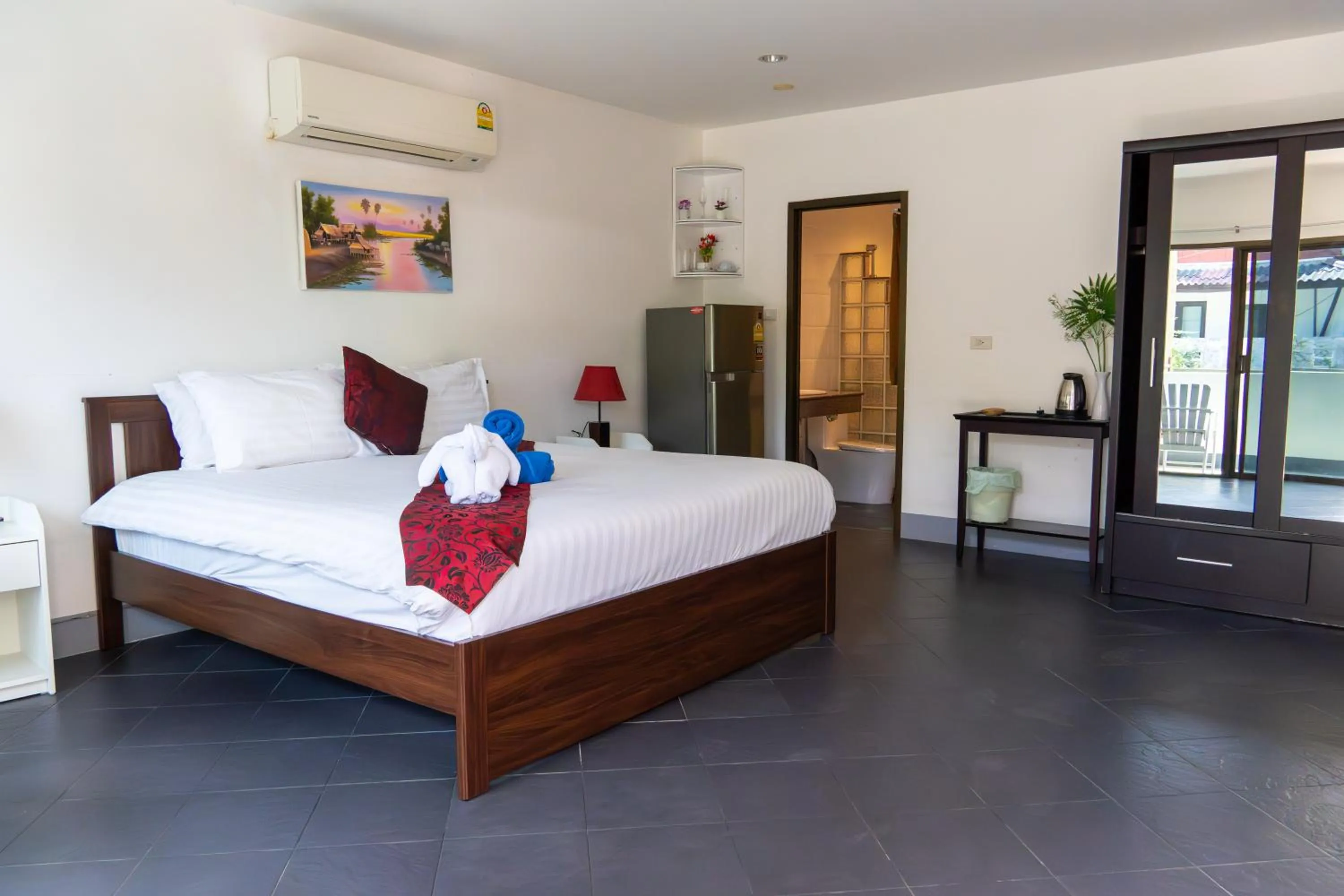 Bathroom, Bed in Deng's kamala beach Guesthouse
