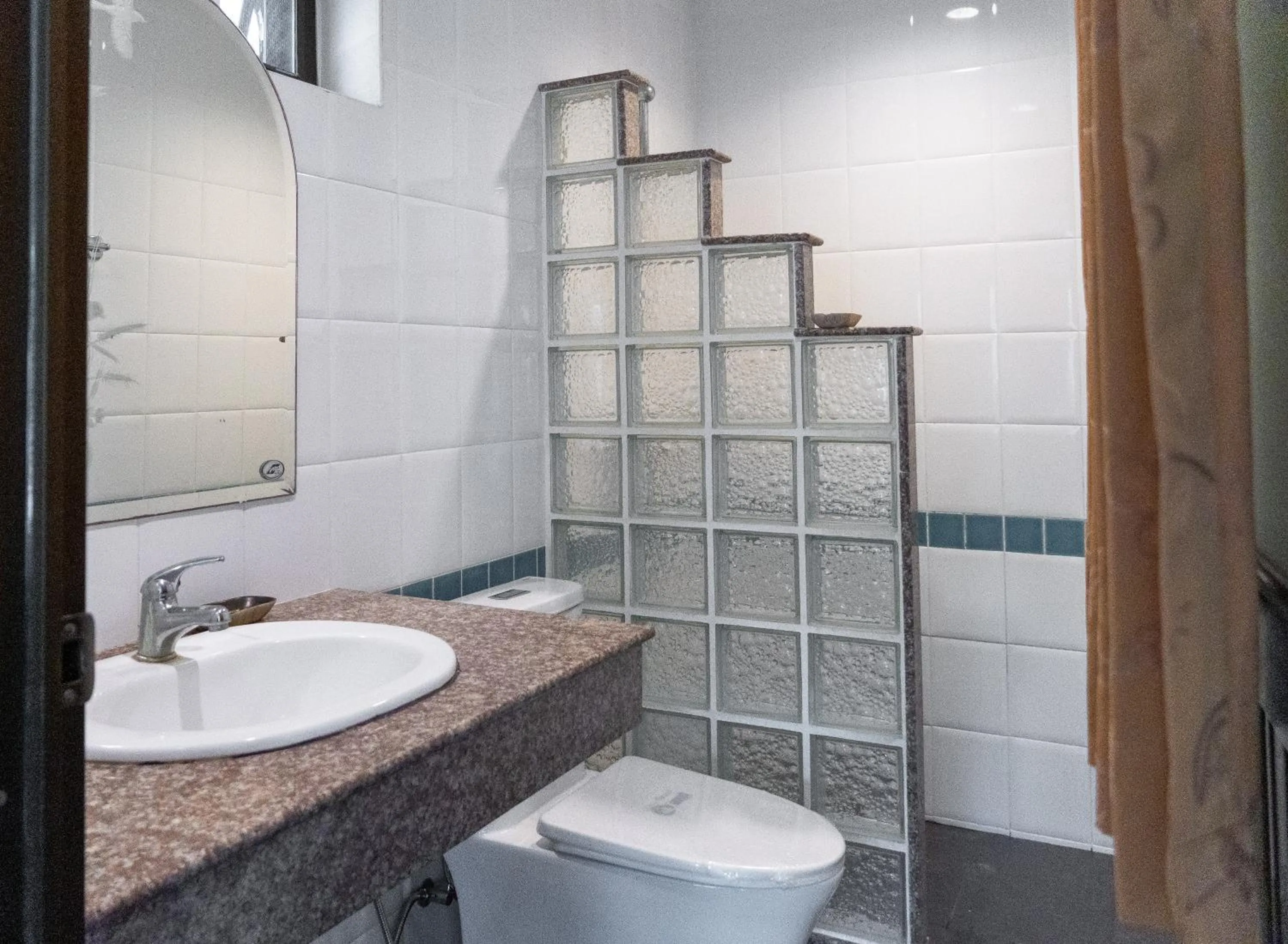 Bathroom in Deng's kamala beach Guesthouse