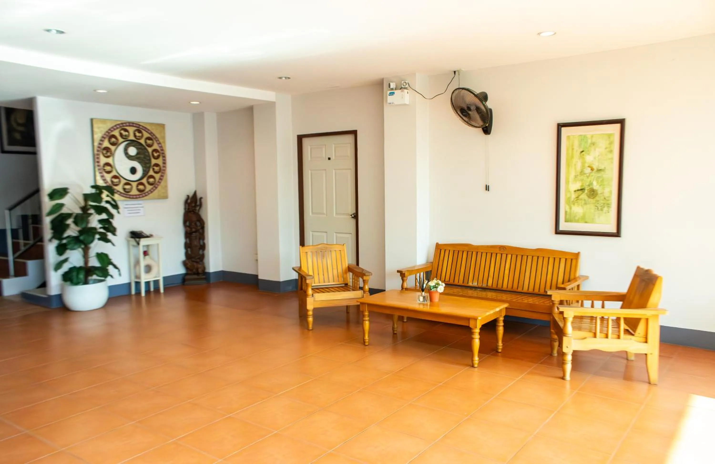 Communal lounge/ TV room in Deng's kamala beach Guesthouse