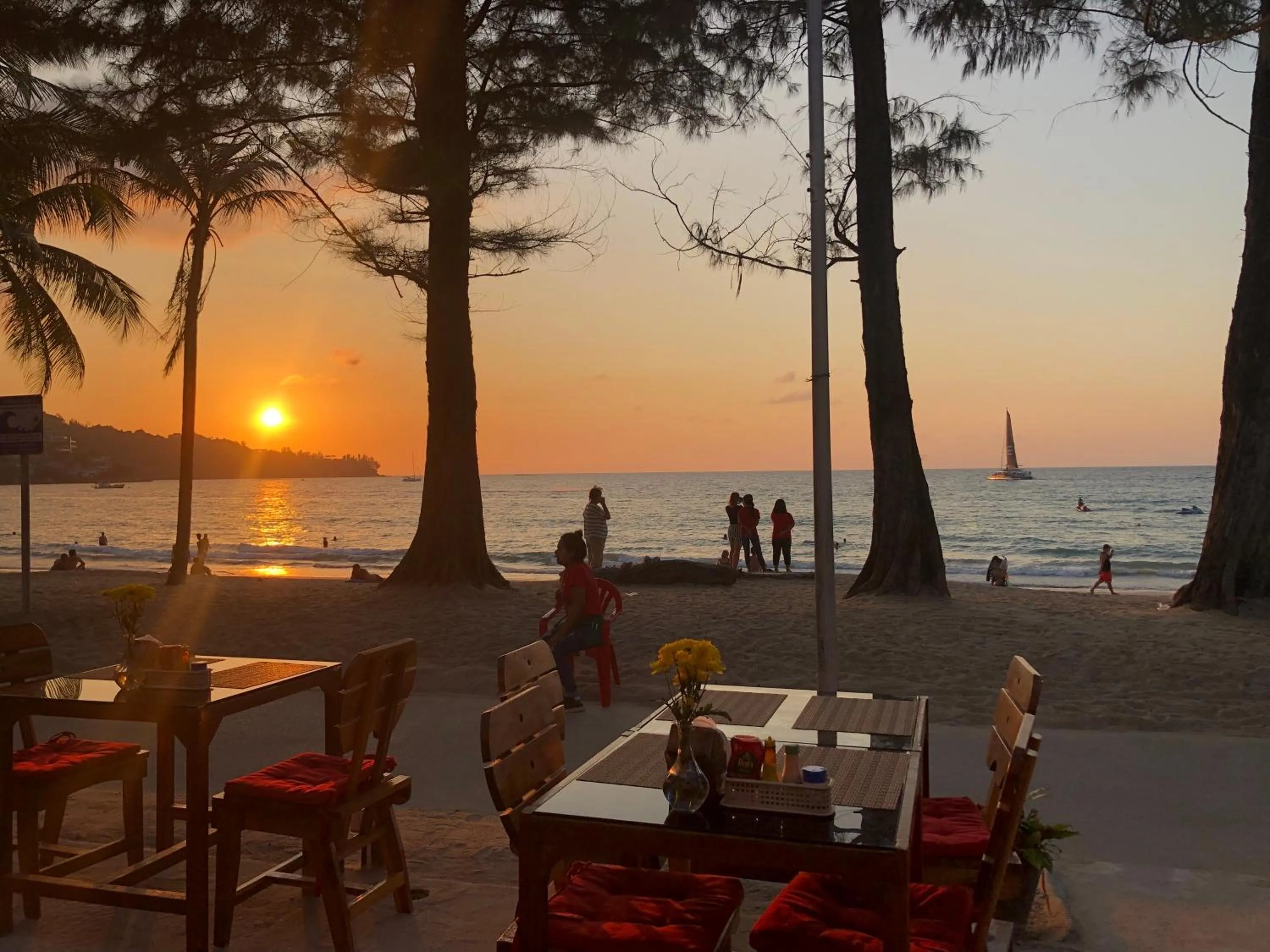 Restaurant/places to eat in Deng's kamala beach Guesthouse