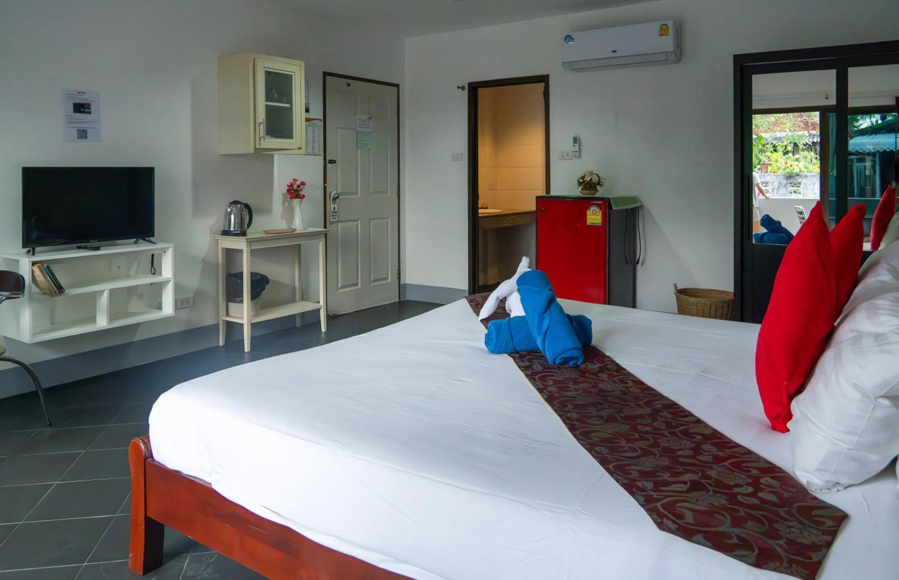 TV and multimedia, Bed in Deng's kamala beach Guesthouse