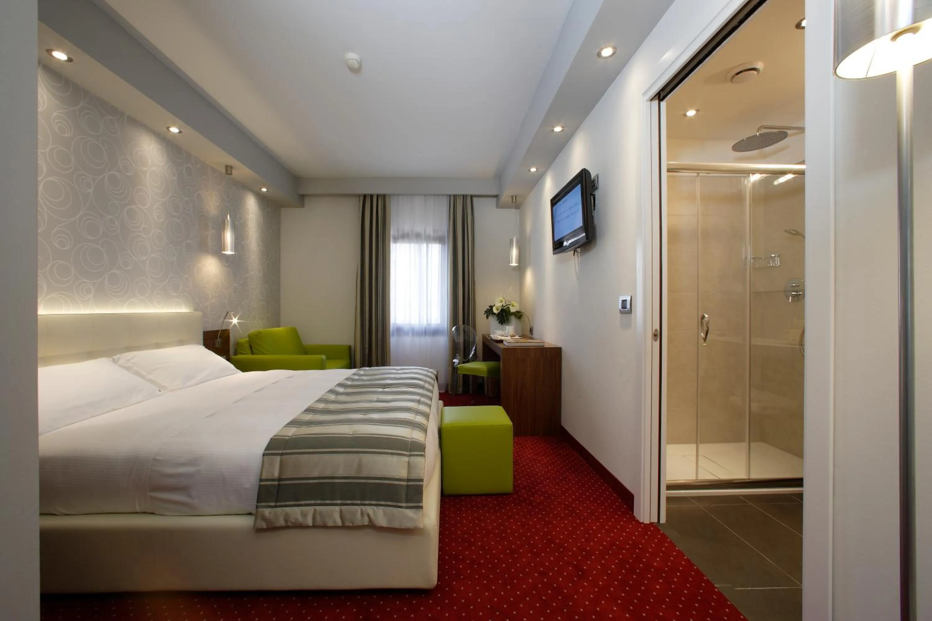 Bathroom, Bed in Hotel Forte del 48