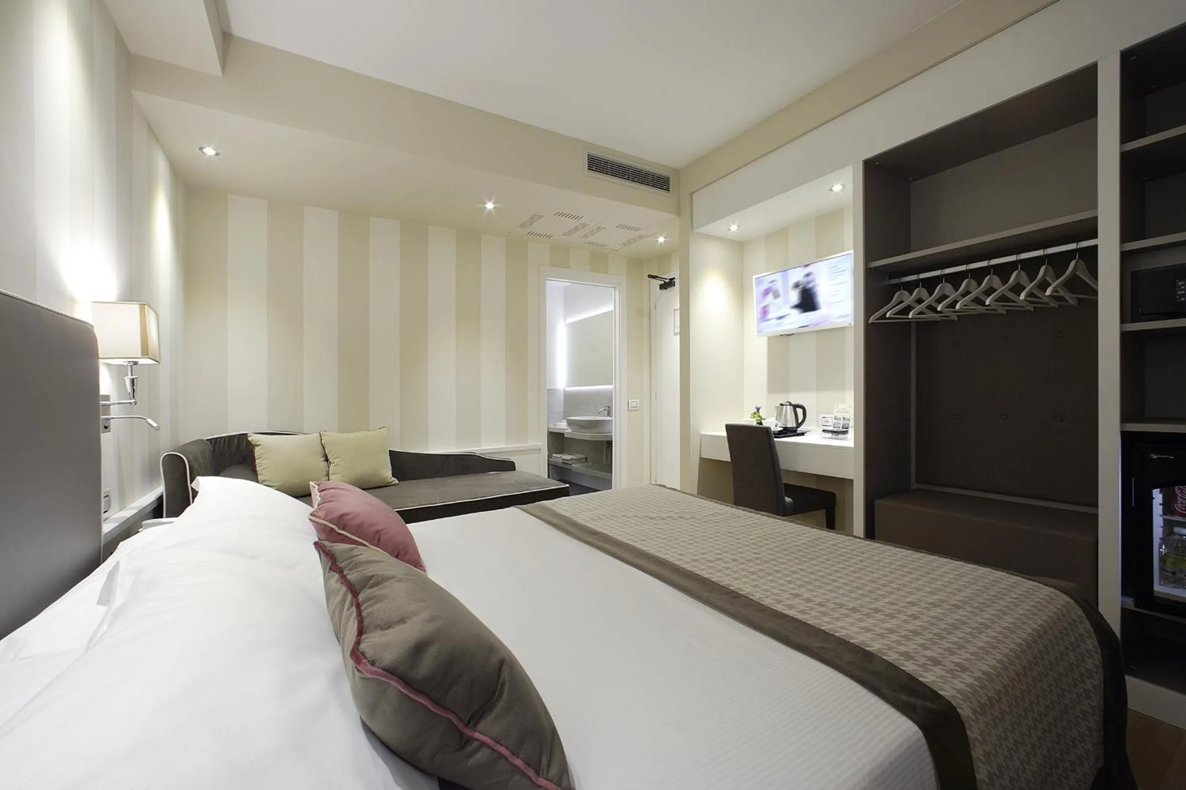 Bed in Hotel Forte del 48