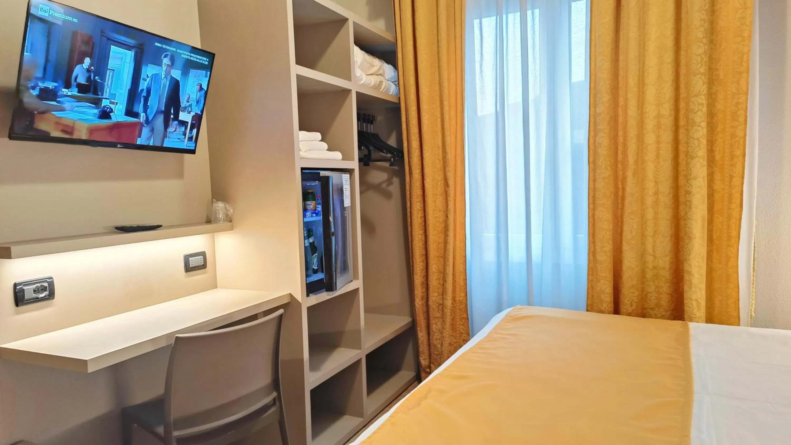 Photo of the whole room, Bed in Valmarina