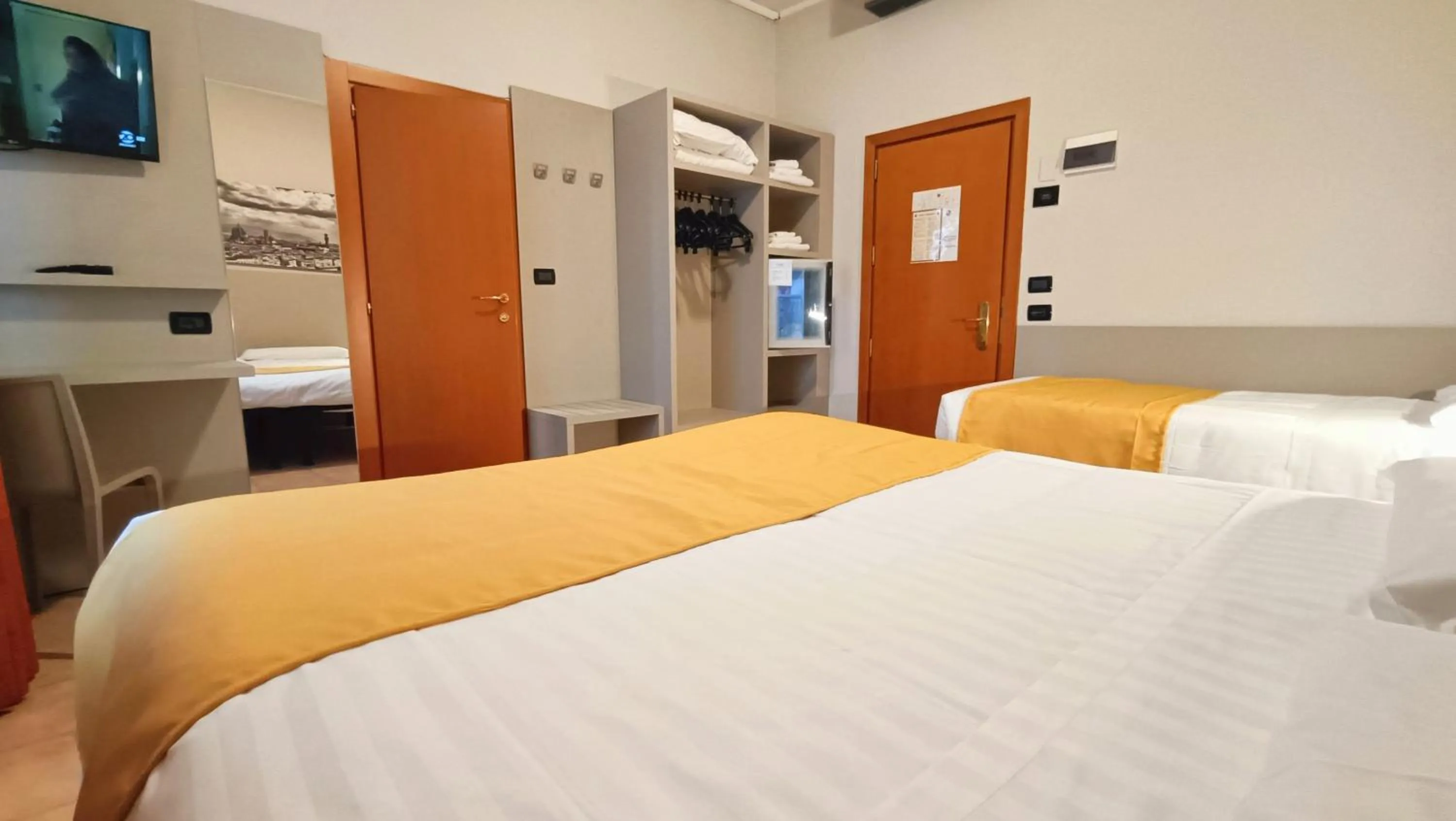 Photo of the whole room, Bed in Valmarina