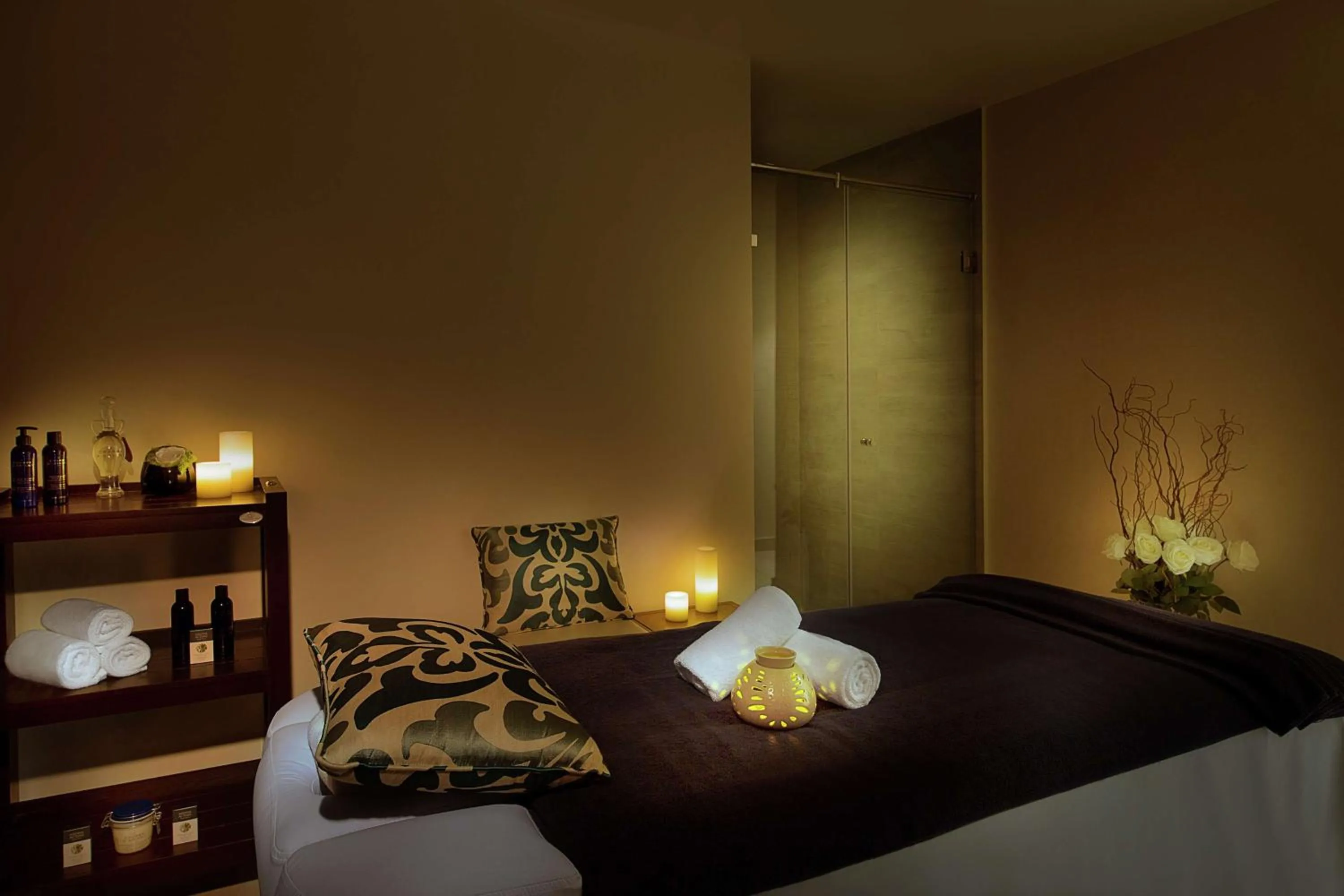 Spa and wellness centre/facilities, Bed in DoubleTree by Hilton Resort & Spa Marjan Island
