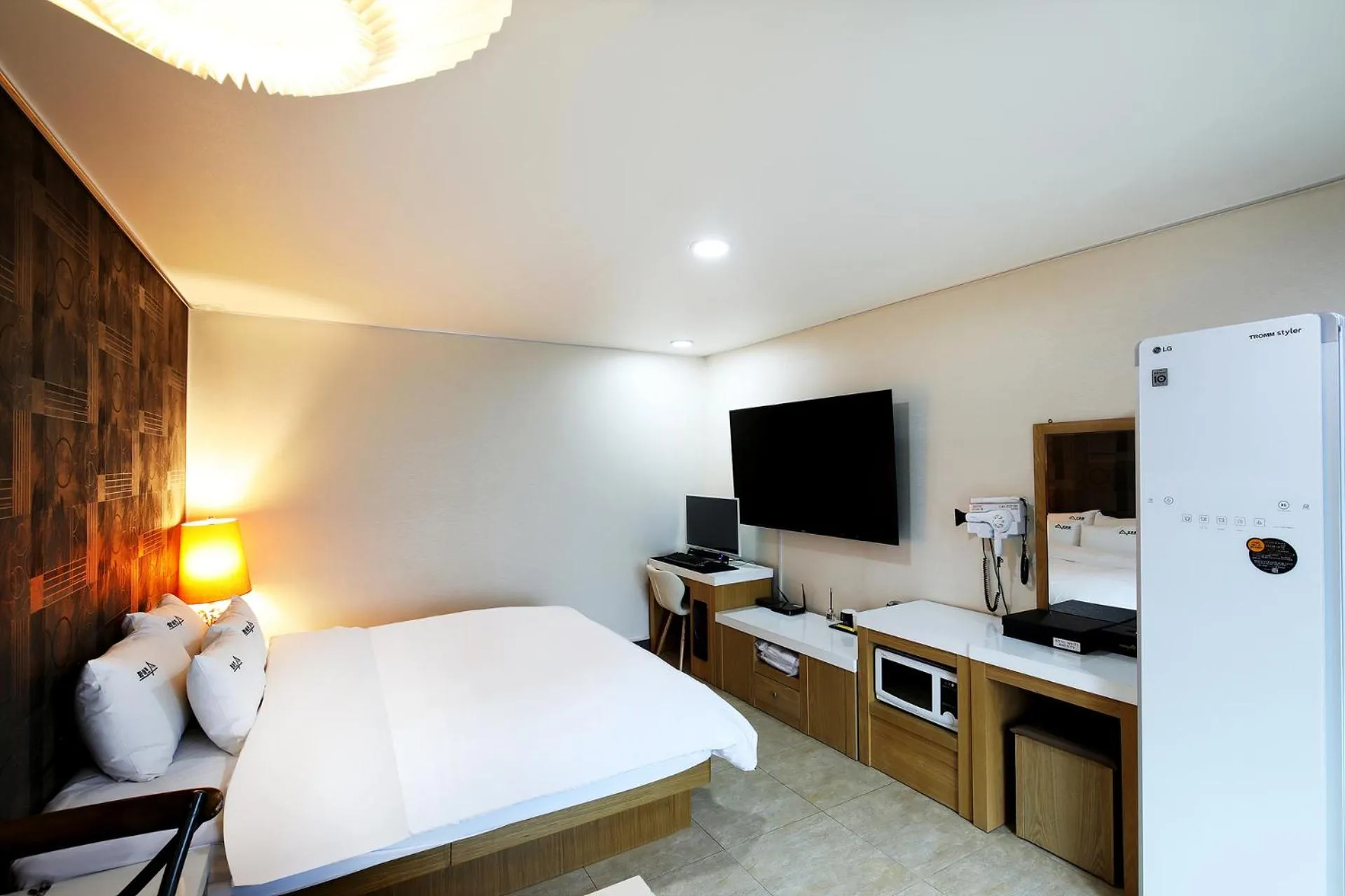 TV and multimedia, Bed in White Tourist Hotel