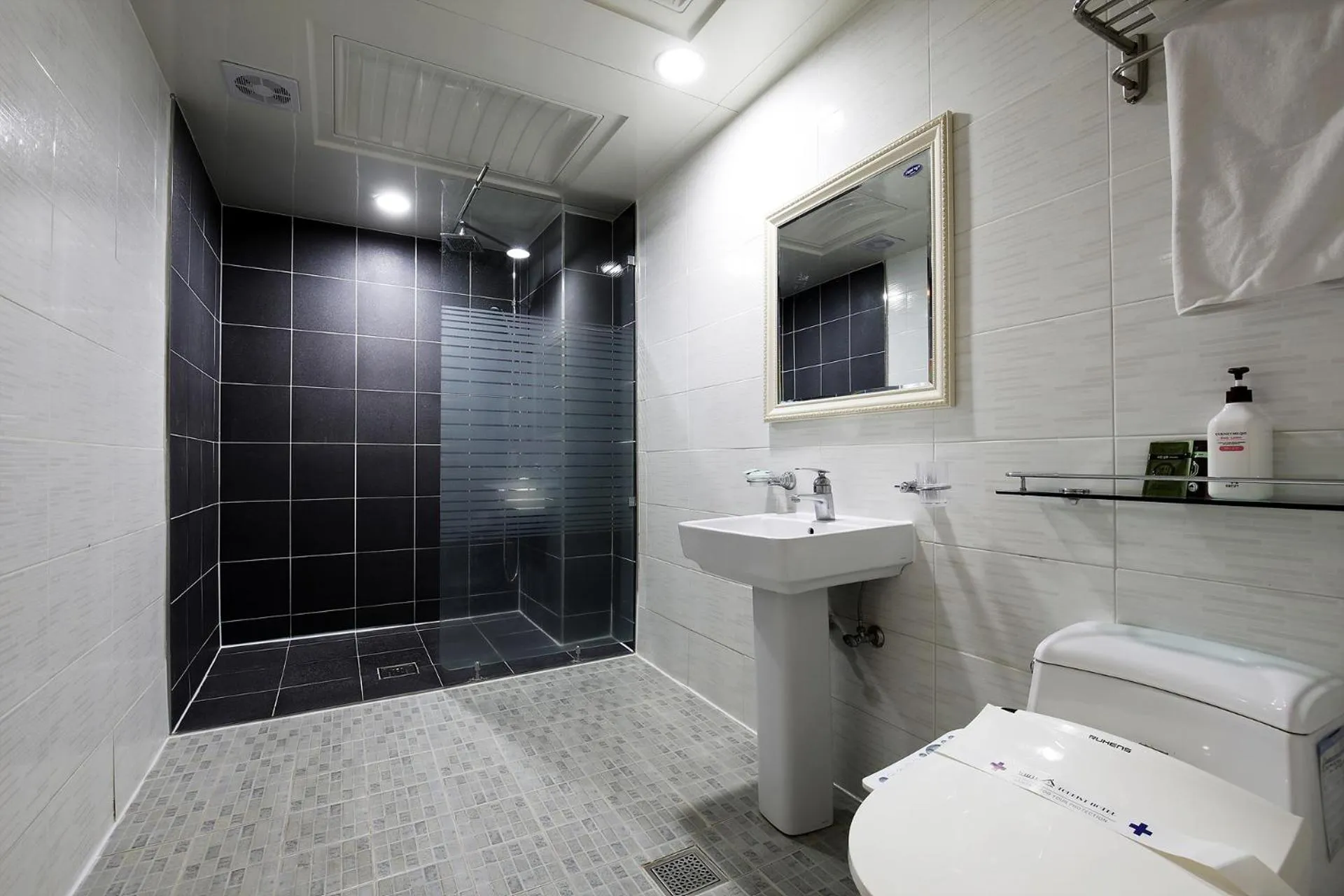 Shower in White Tourist Hotel