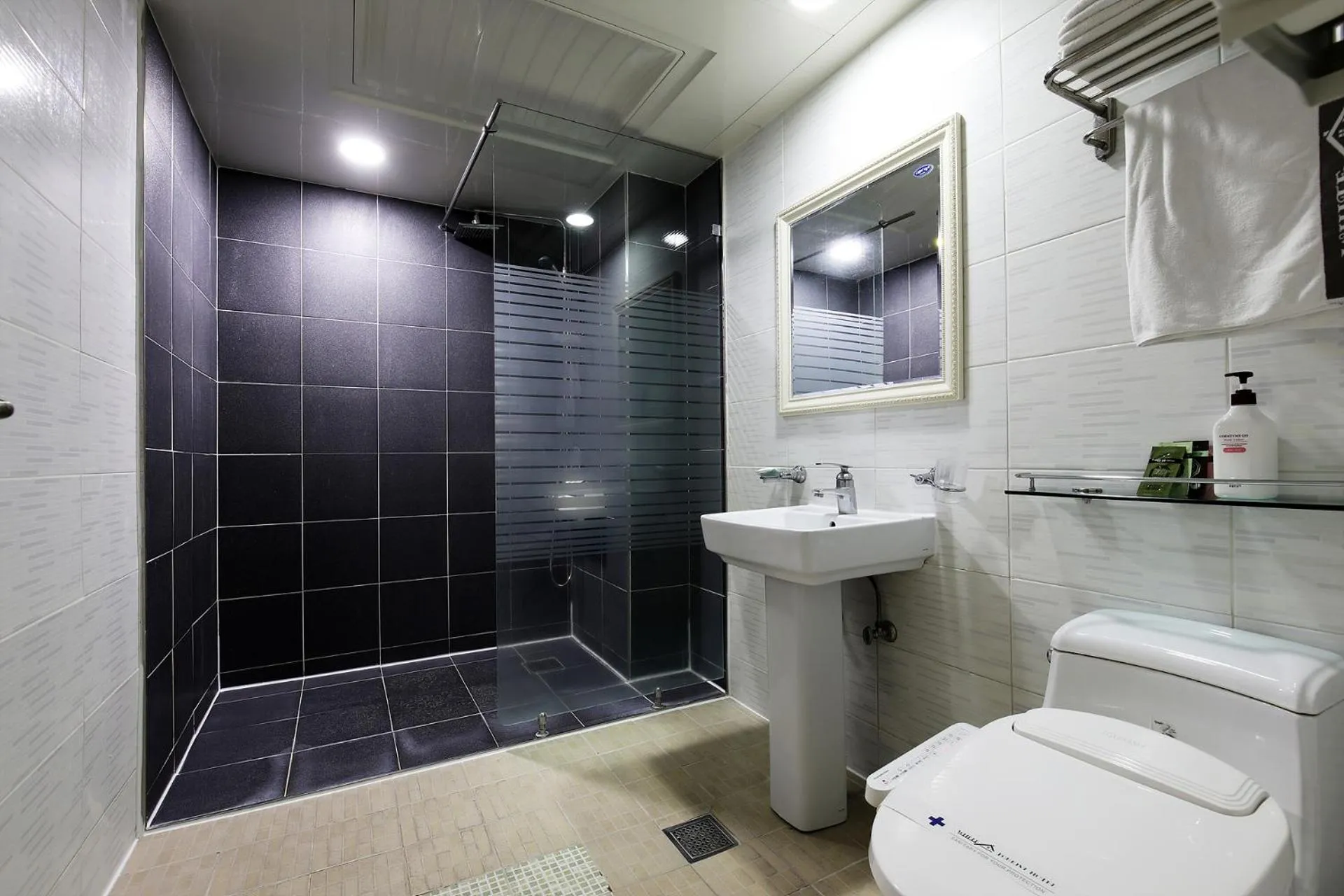 Shower in White Tourist Hotel