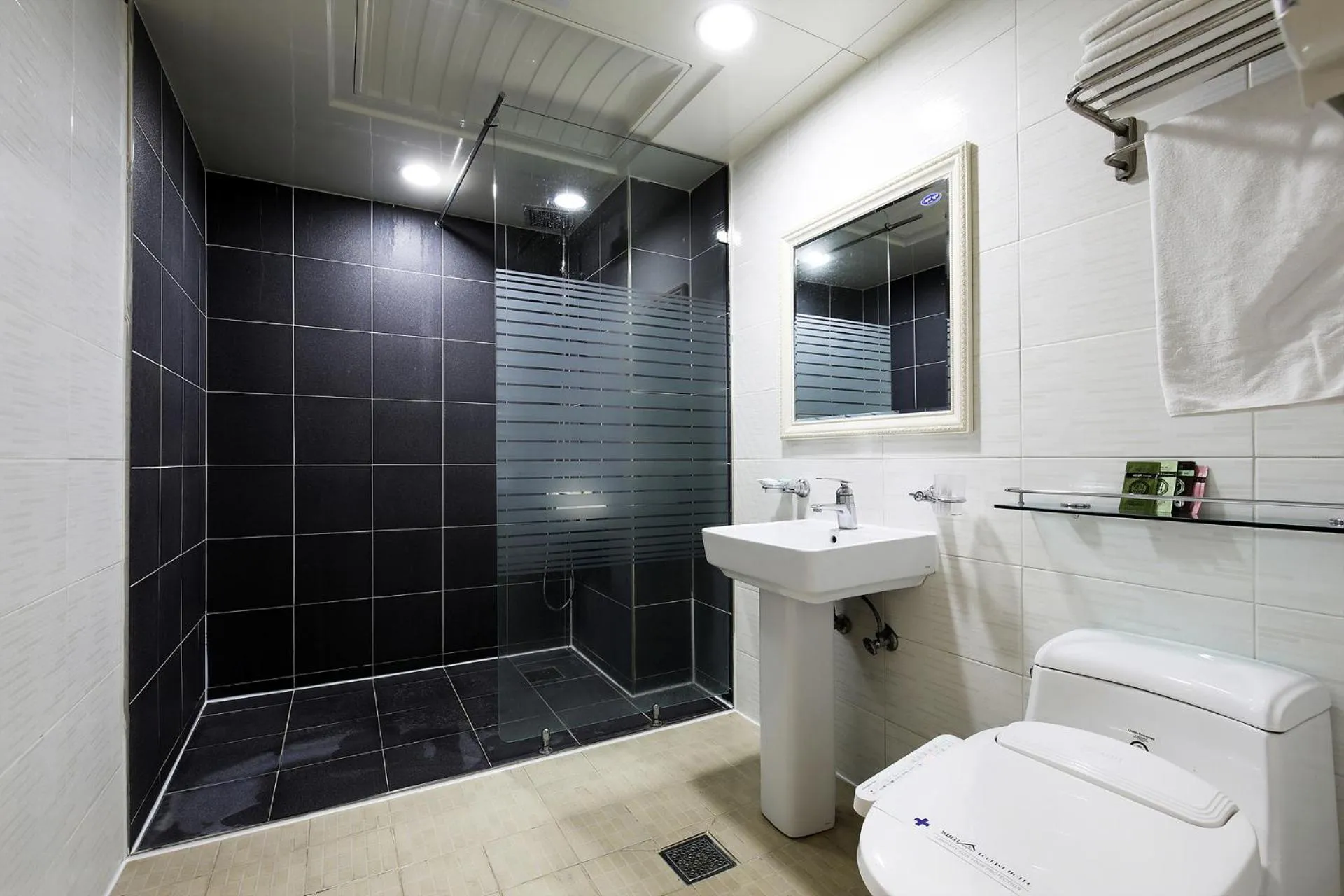 Shower in White Tourist Hotel