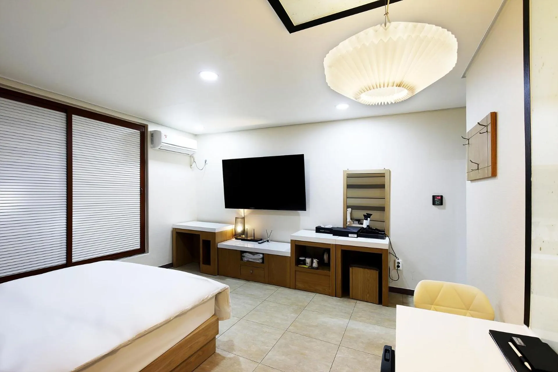 TV and multimedia, Bed in White Tourist Hotel