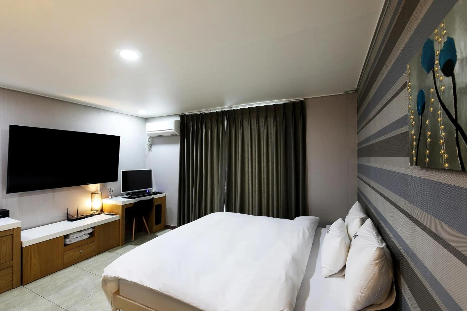 Bed in White Tourist Hotel