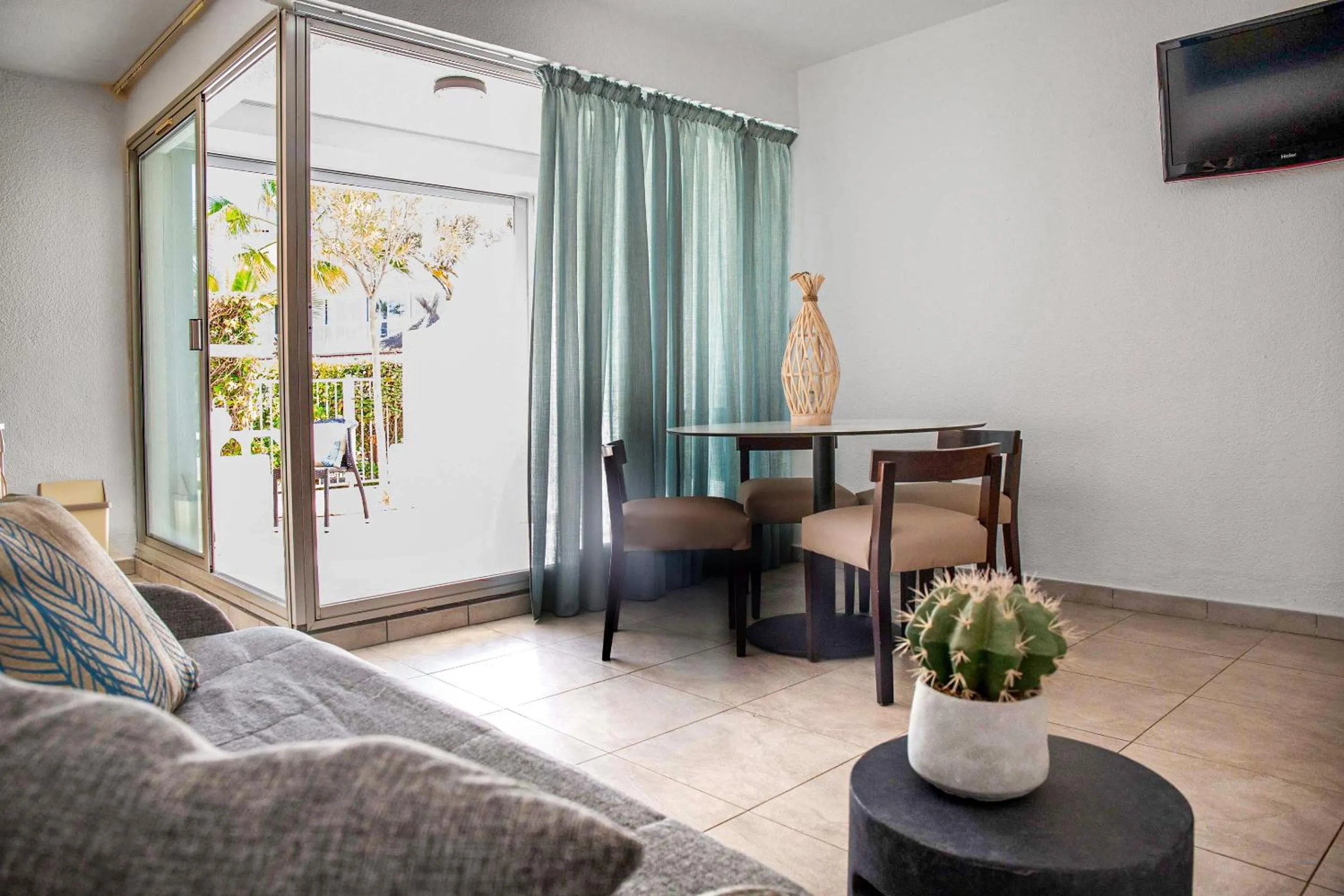 Communal lounge/ TV room in Résidence Pierre & Vacances Les Bulles de Mer