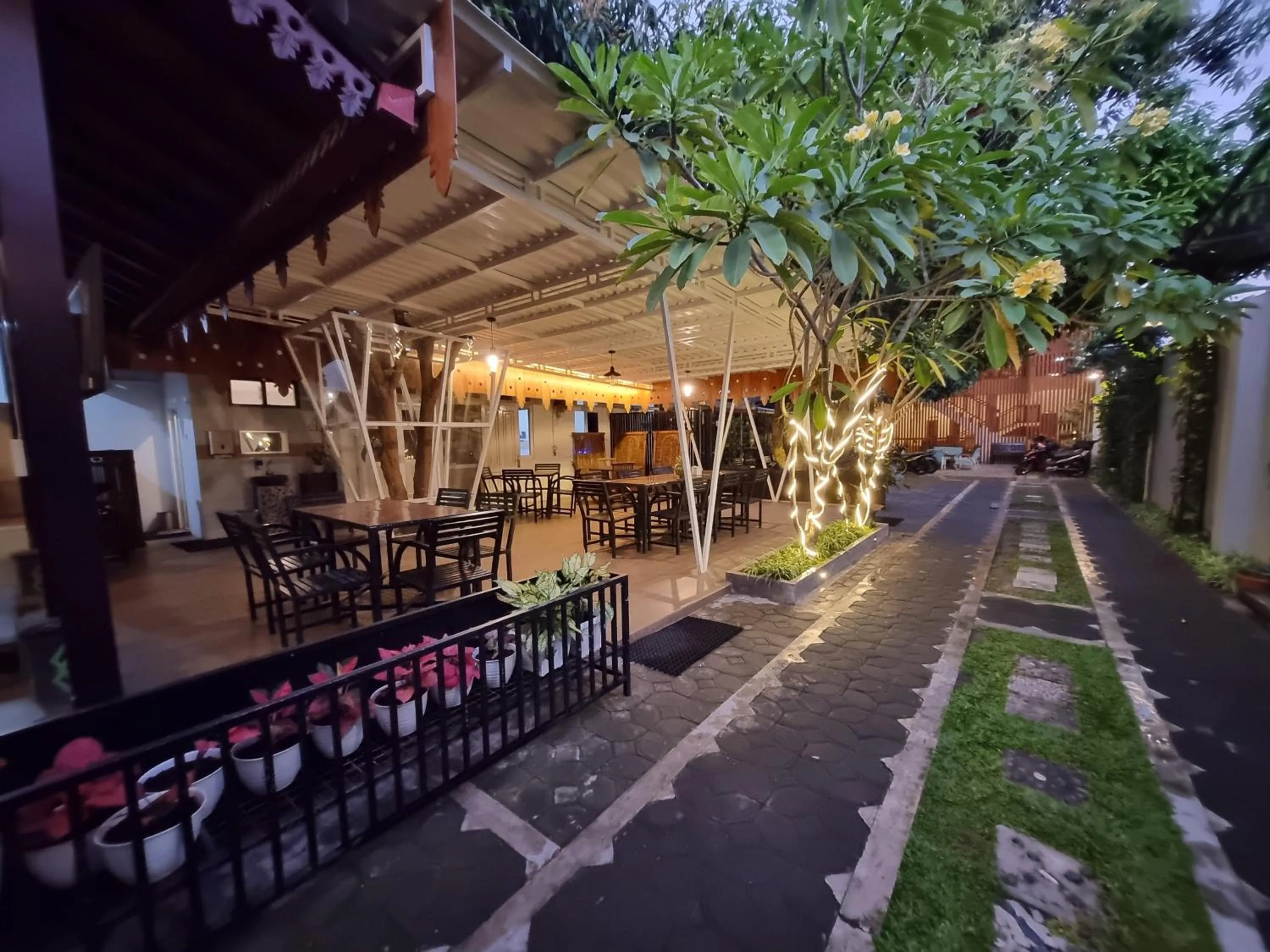 Restaurant/places to eat in Omah Nayan Guesthouse