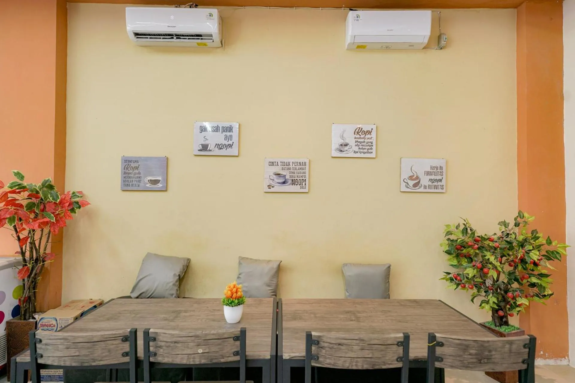 Seating area in Urbanview Hotel Gatot Subroto Lampung by RedDoorz