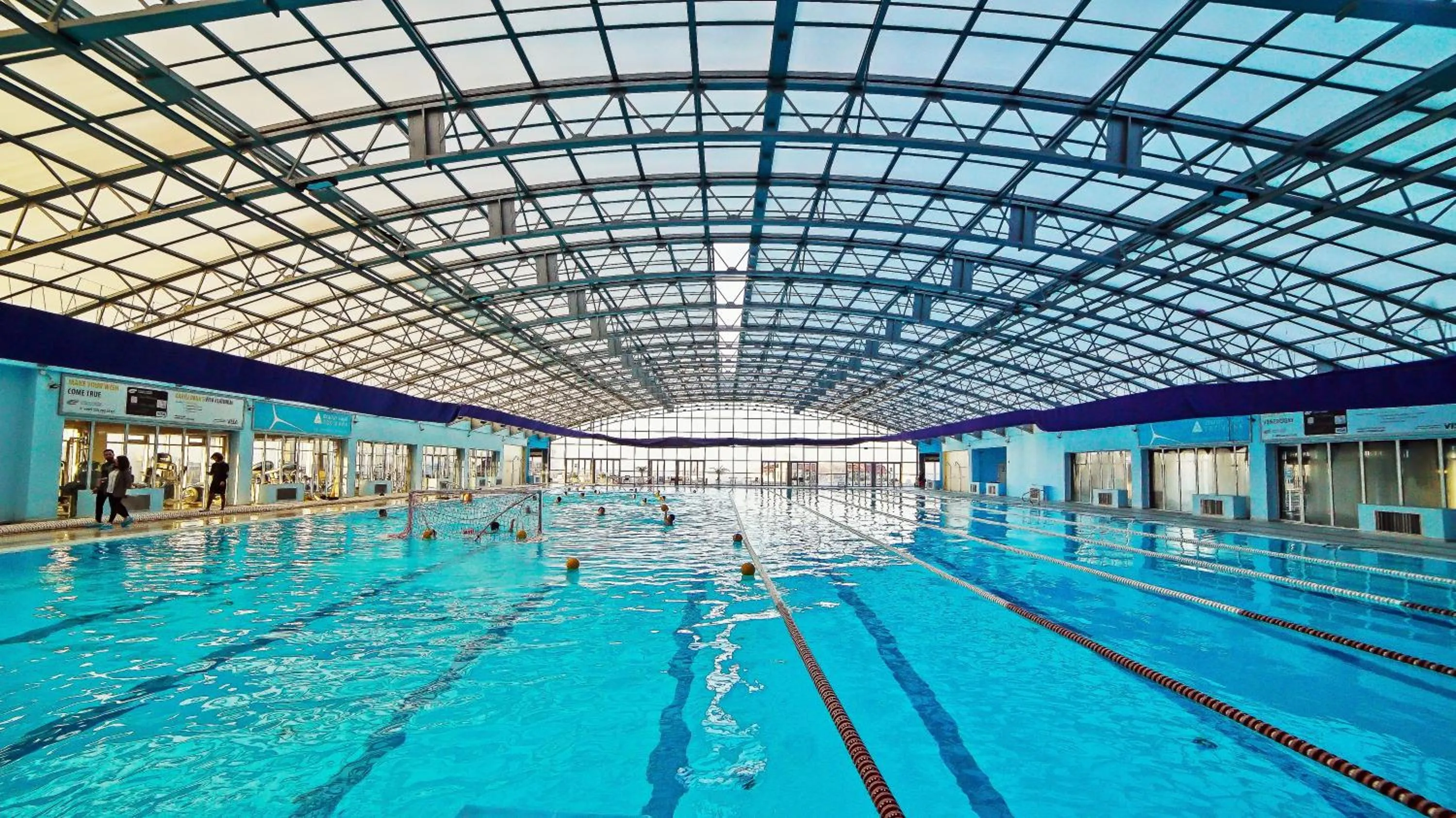 Swimming pool in Mardi Plaza Hotel