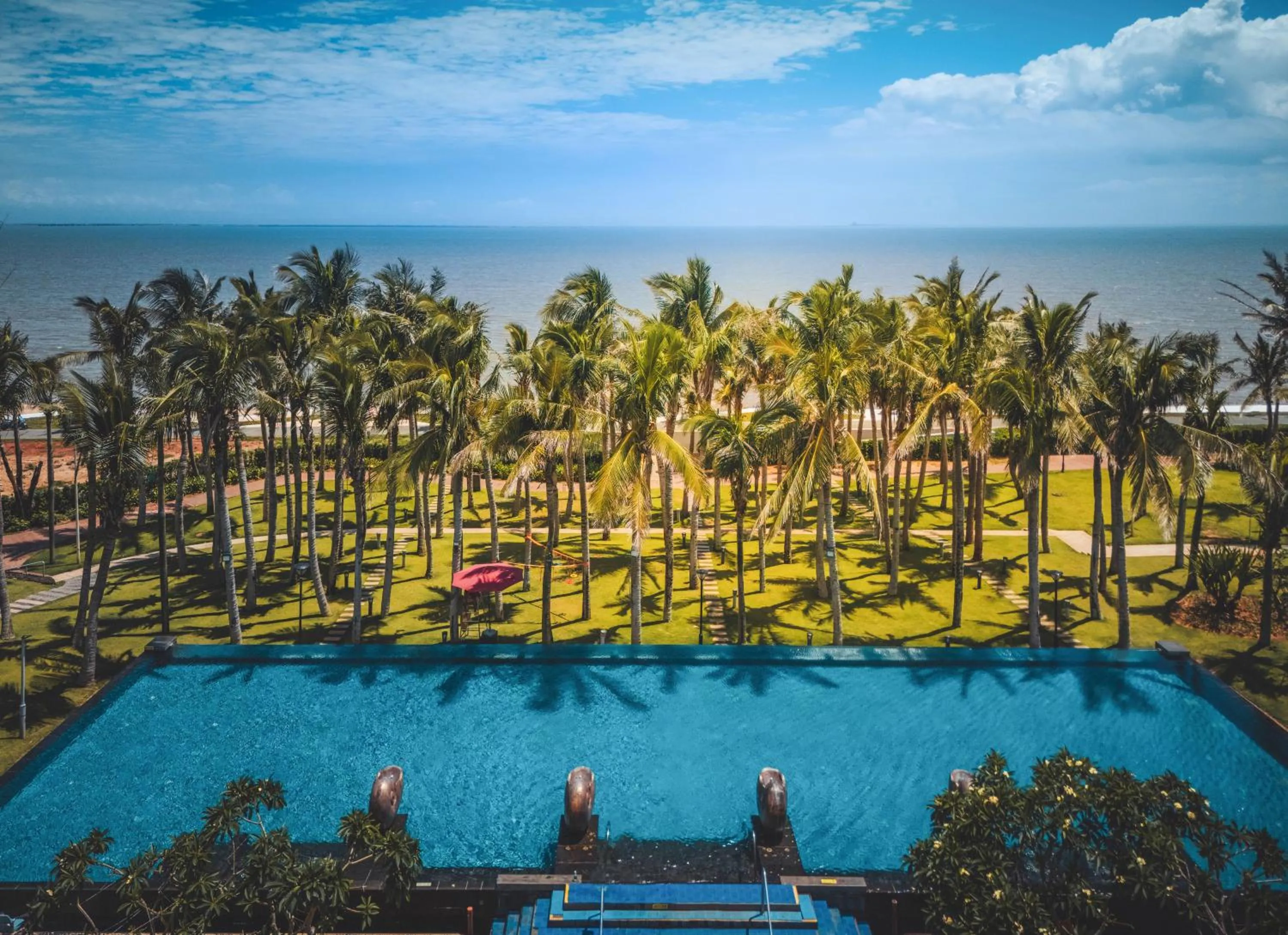 Swimming pool in Hilton Haikou Meilan
