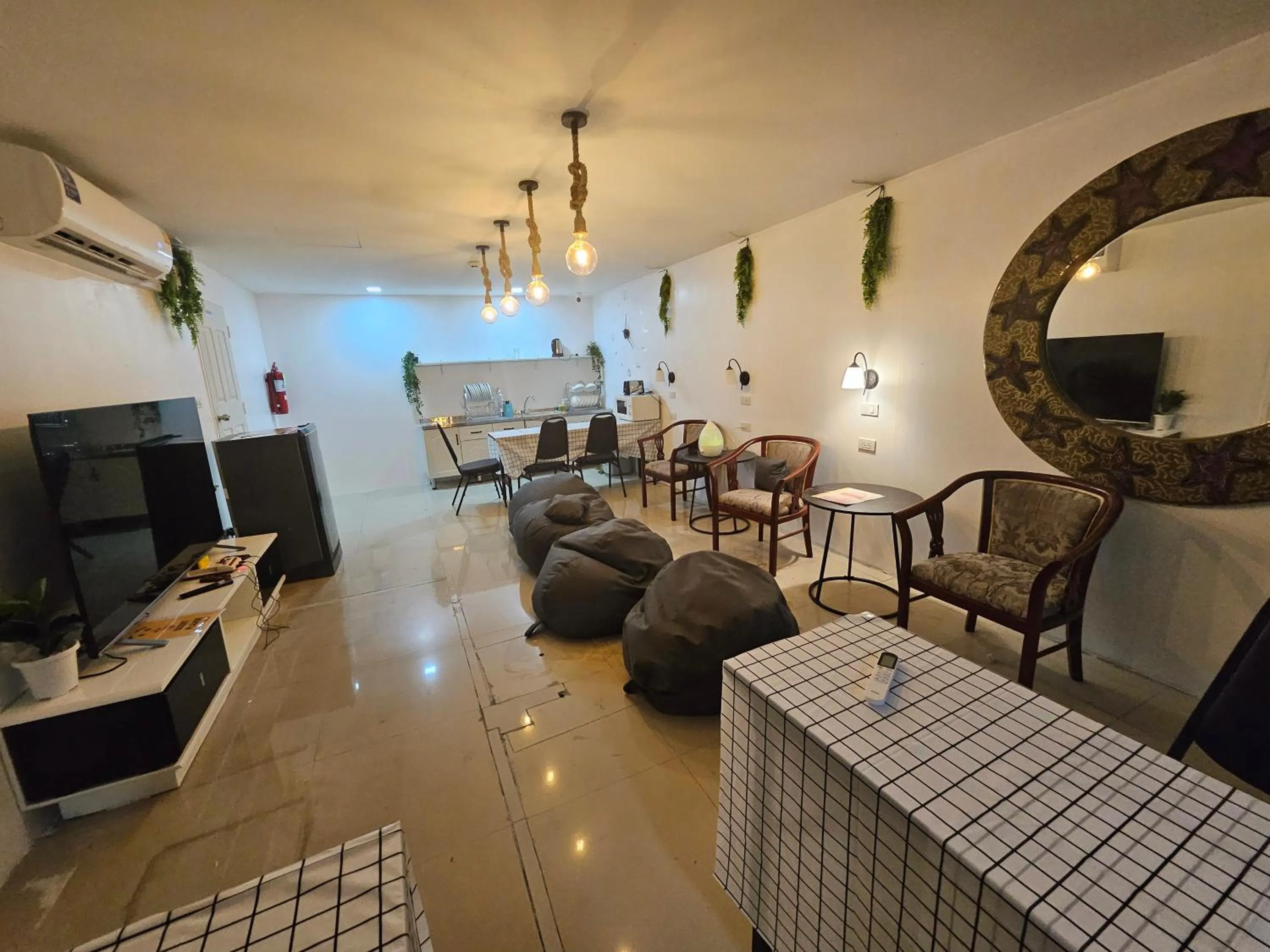 Communal lounge/ TV room in Jomtien Beach Hostel