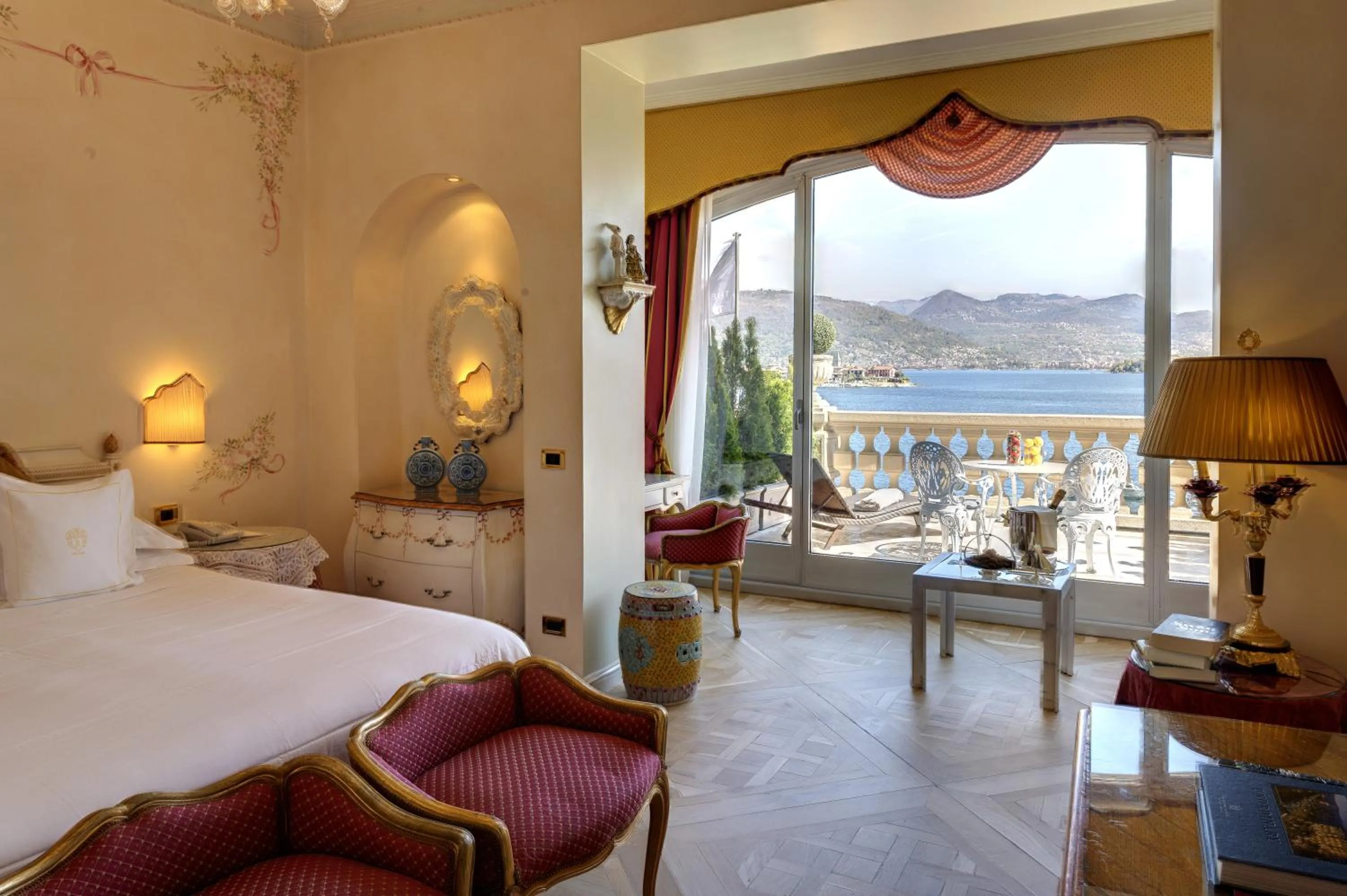 View (from property/room), Bed in Villa e Palazzo Aminta - A Leading Hotel of The World