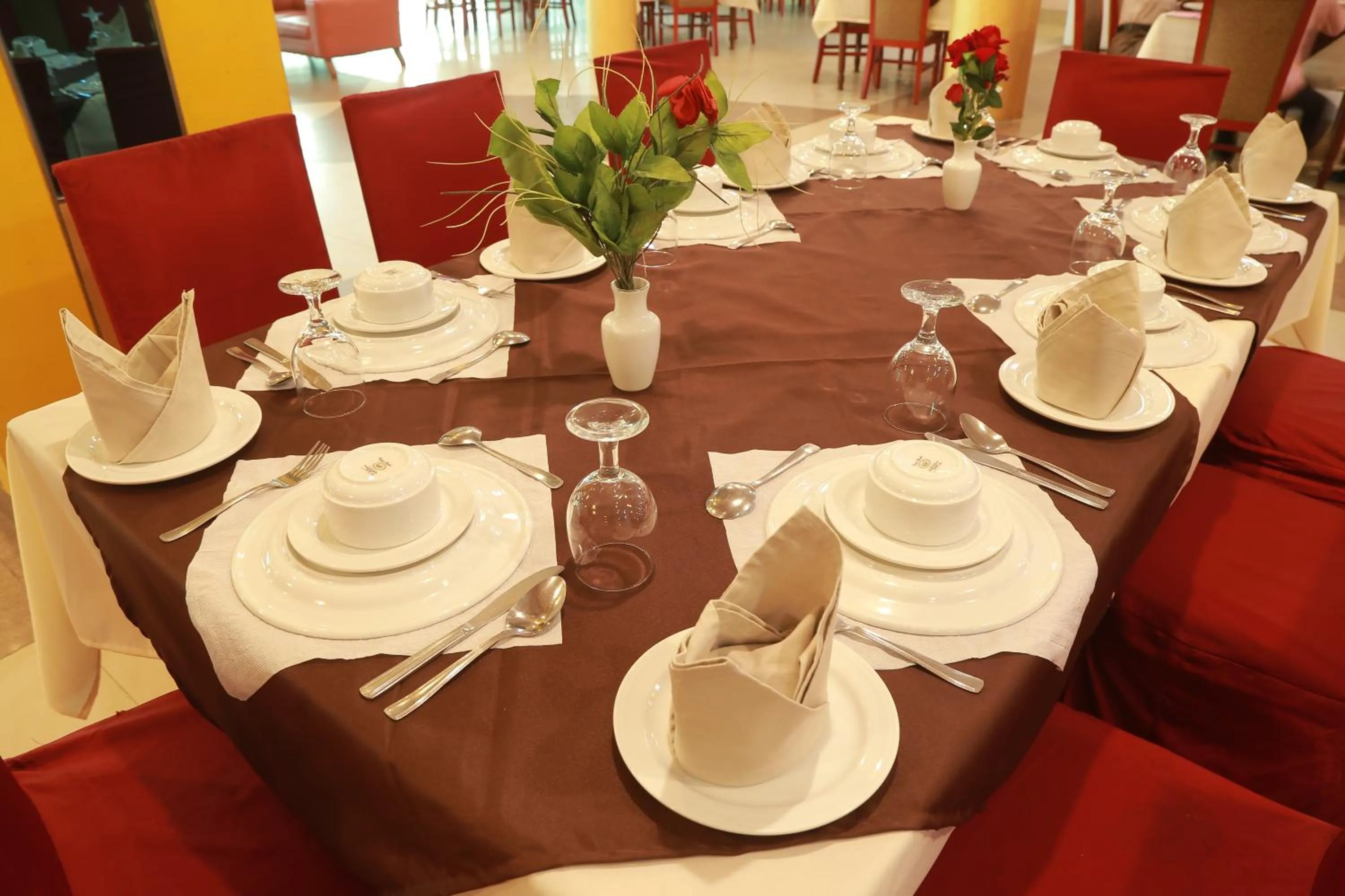 Restaurant/places to eat in Hotel Metro International