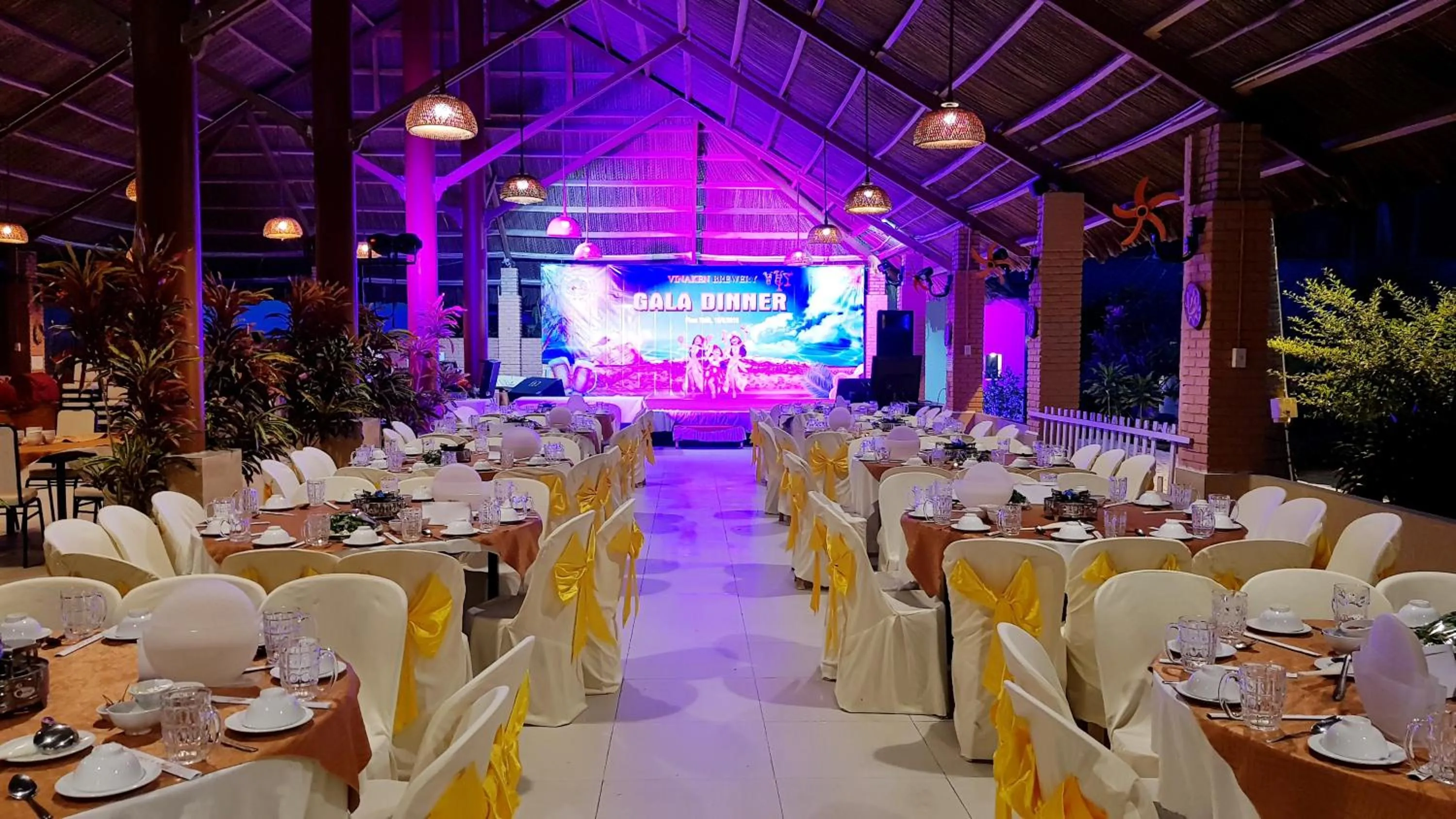 Restaurant/places to eat in Sun & Sands Beach Hotel