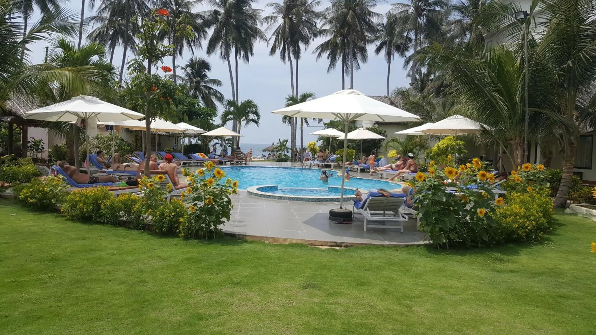 Garden in Sun & Sands Beach Hotel