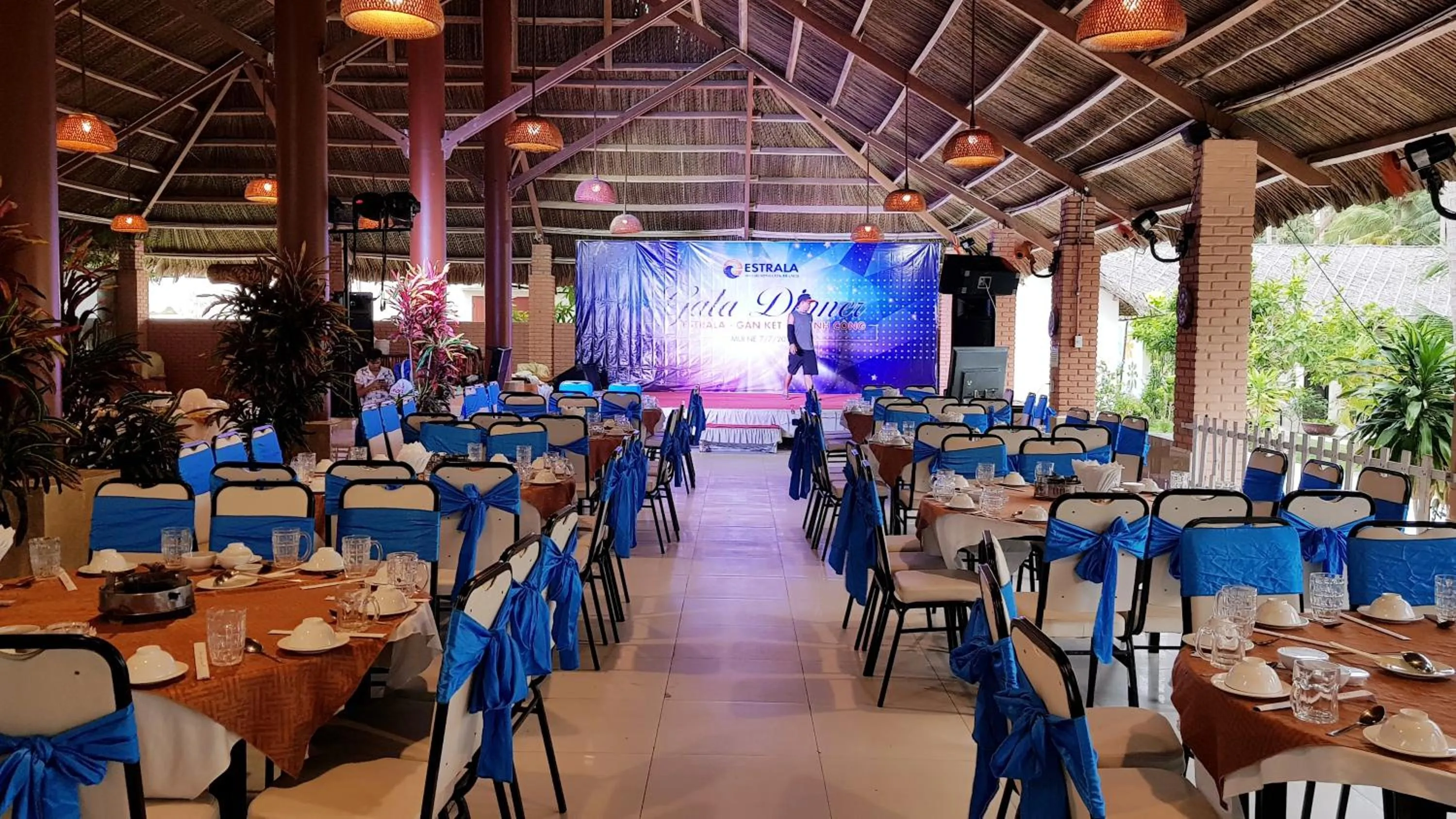 Restaurant/places to eat in Sun & Sands Beach Hotel