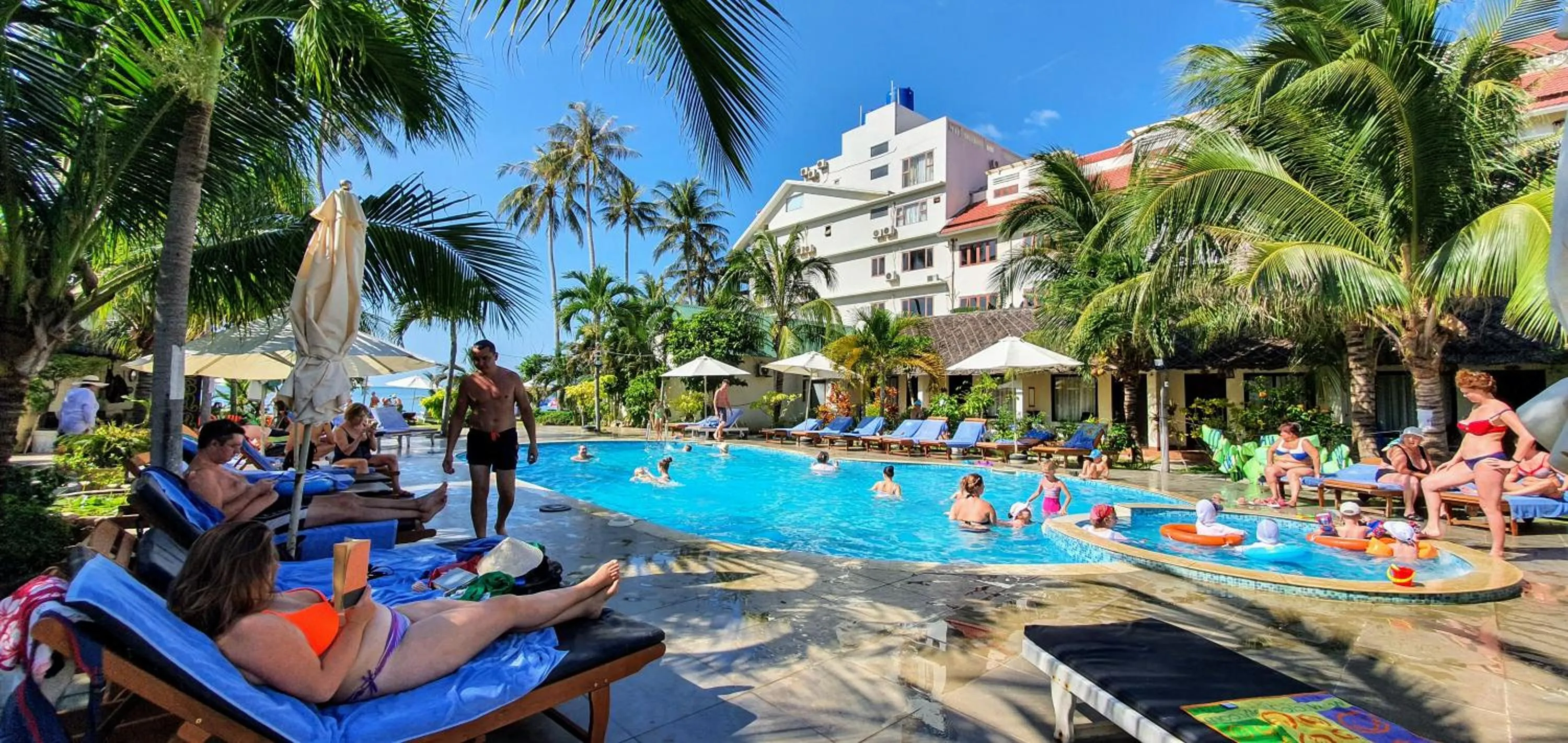Swimming pool in Sun & Sands Beach Hotel