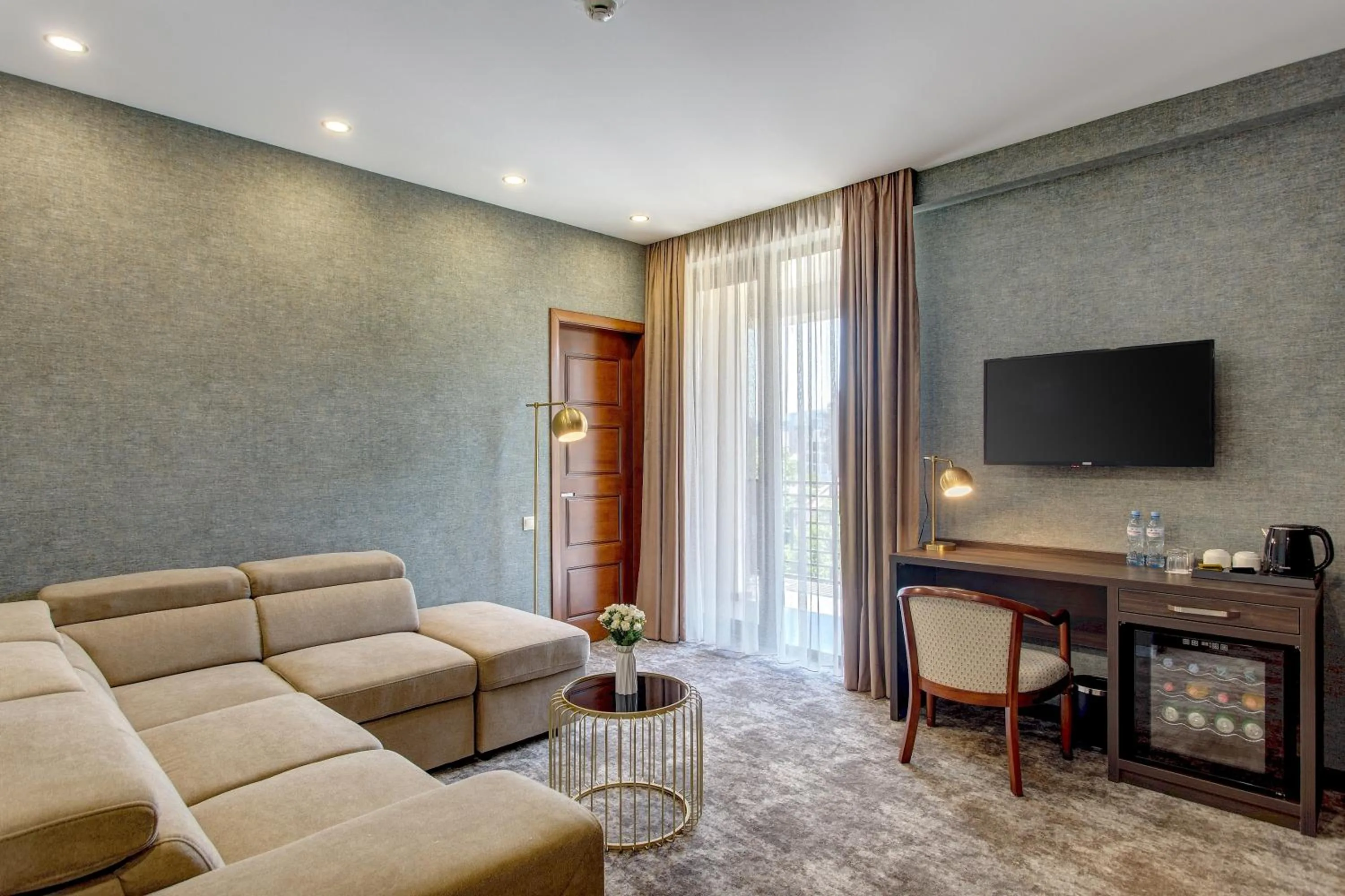 Communal lounge/ TV room in Vinum Hotel