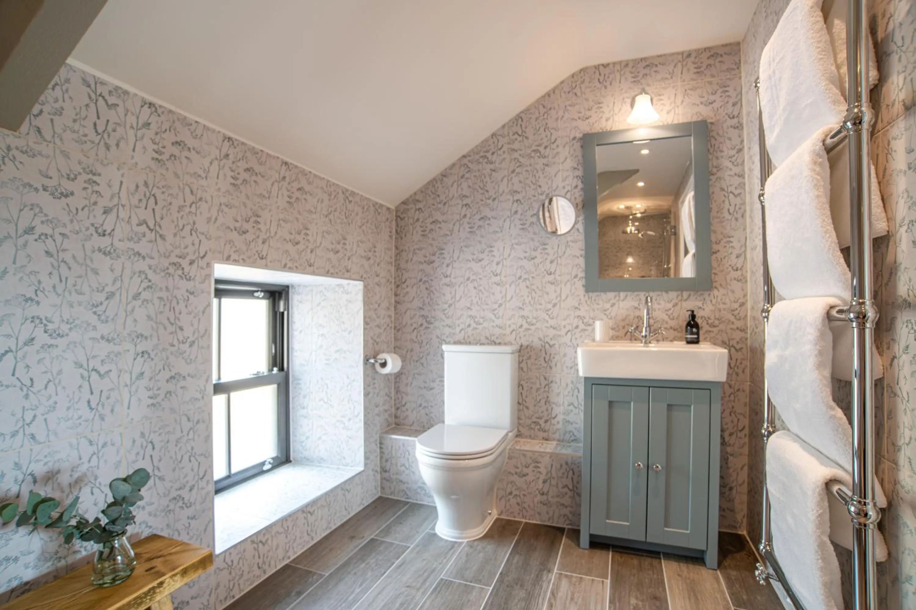 Bathroom in The White Lion Cowbridge