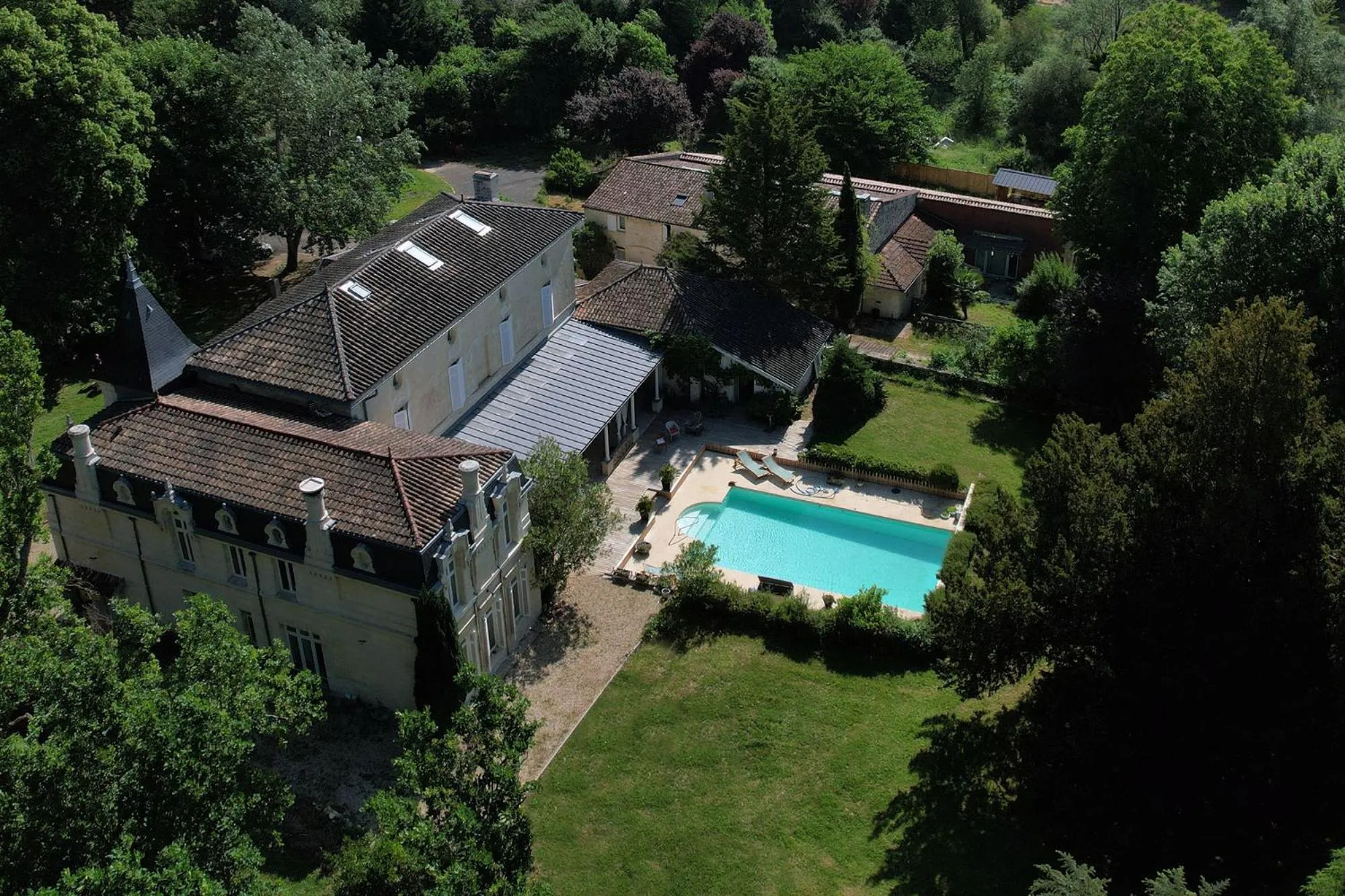 Property building in Château Fleur D'Aya
