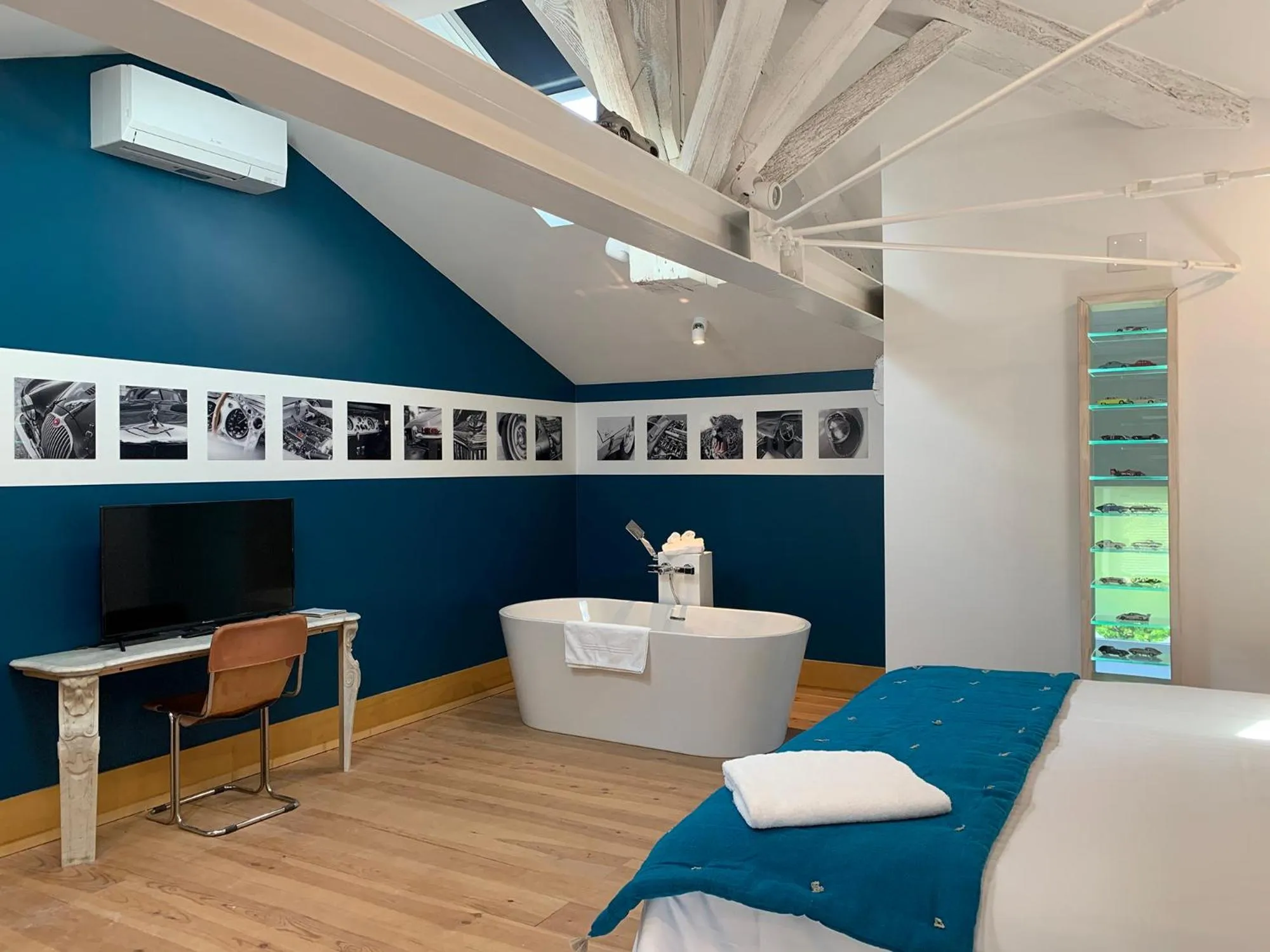 Seating area, Bed in Château Fleur D'Aya