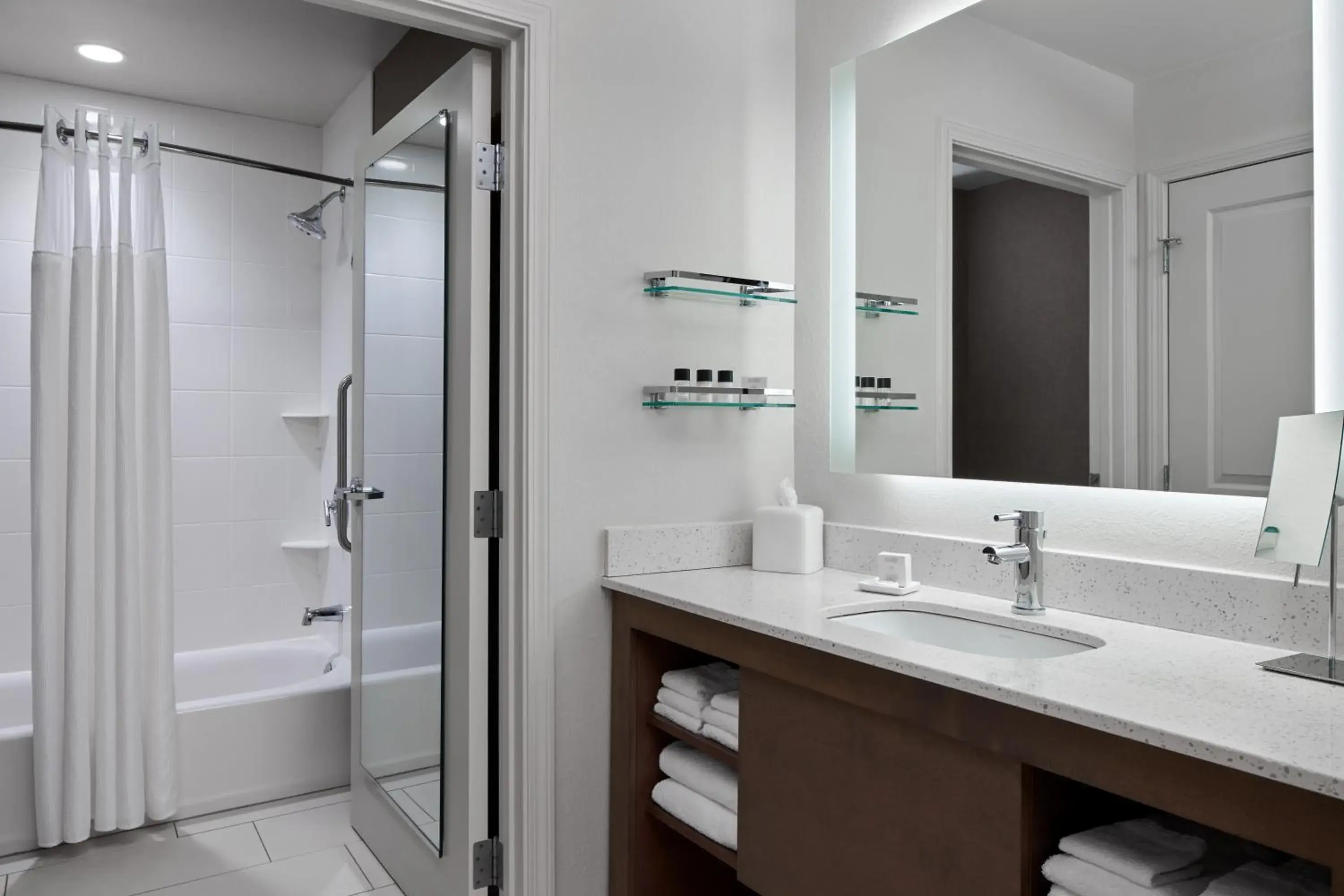 Queen Room with Two Queen Beds in Andell Inn Queen Room with Two Queen Beds in Andell Inn