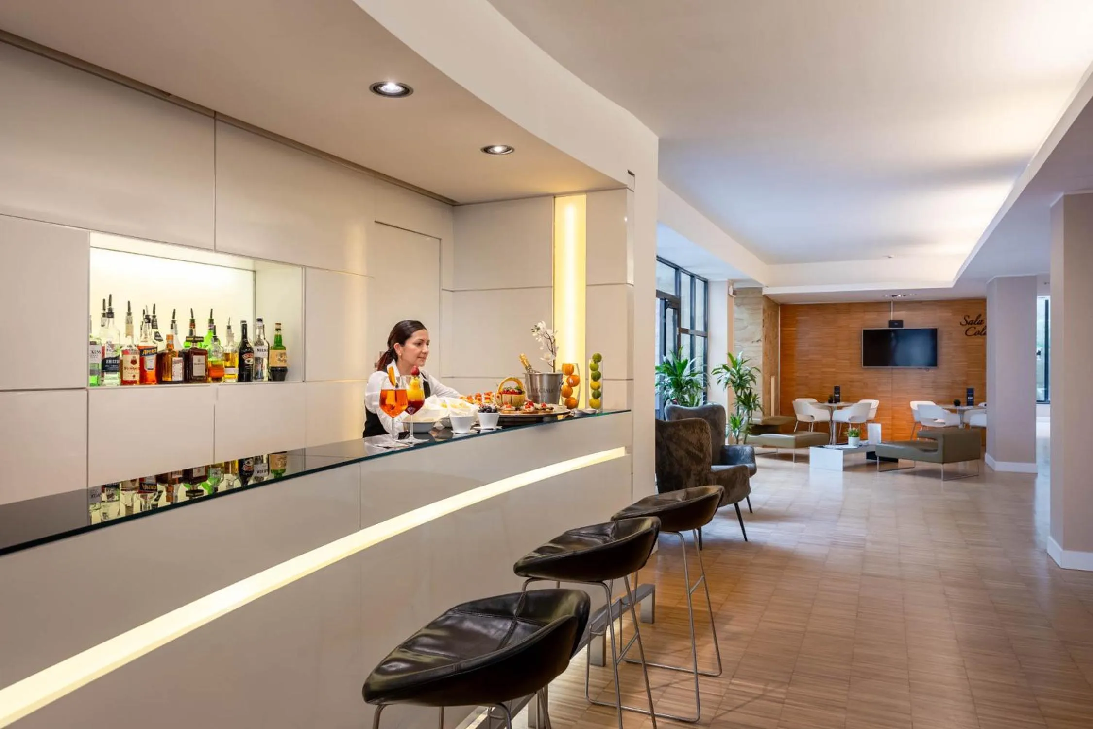 Lounge or bar in iH Hotels Milano Watt 13