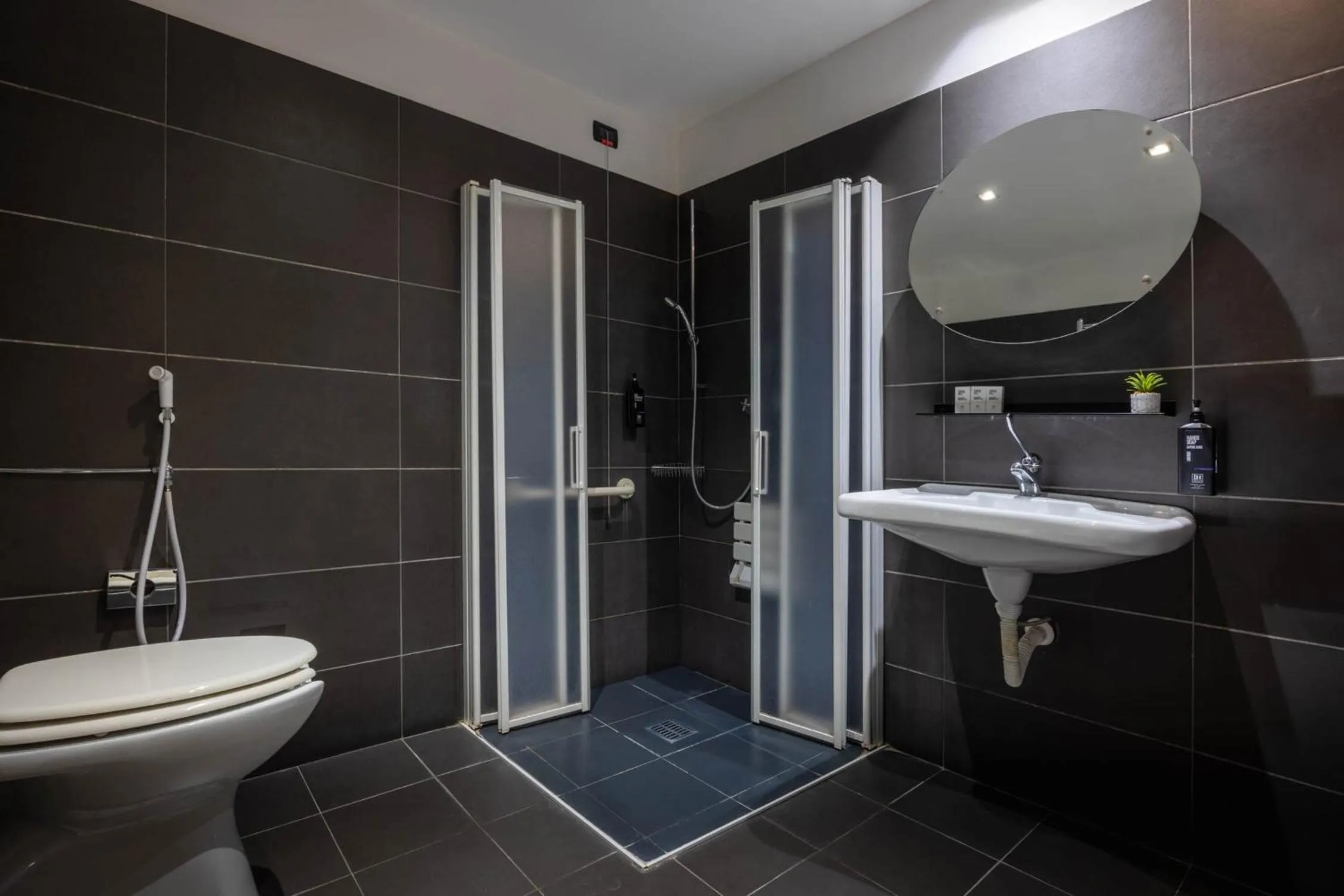 Shower in iH Hotels Milano Watt 13