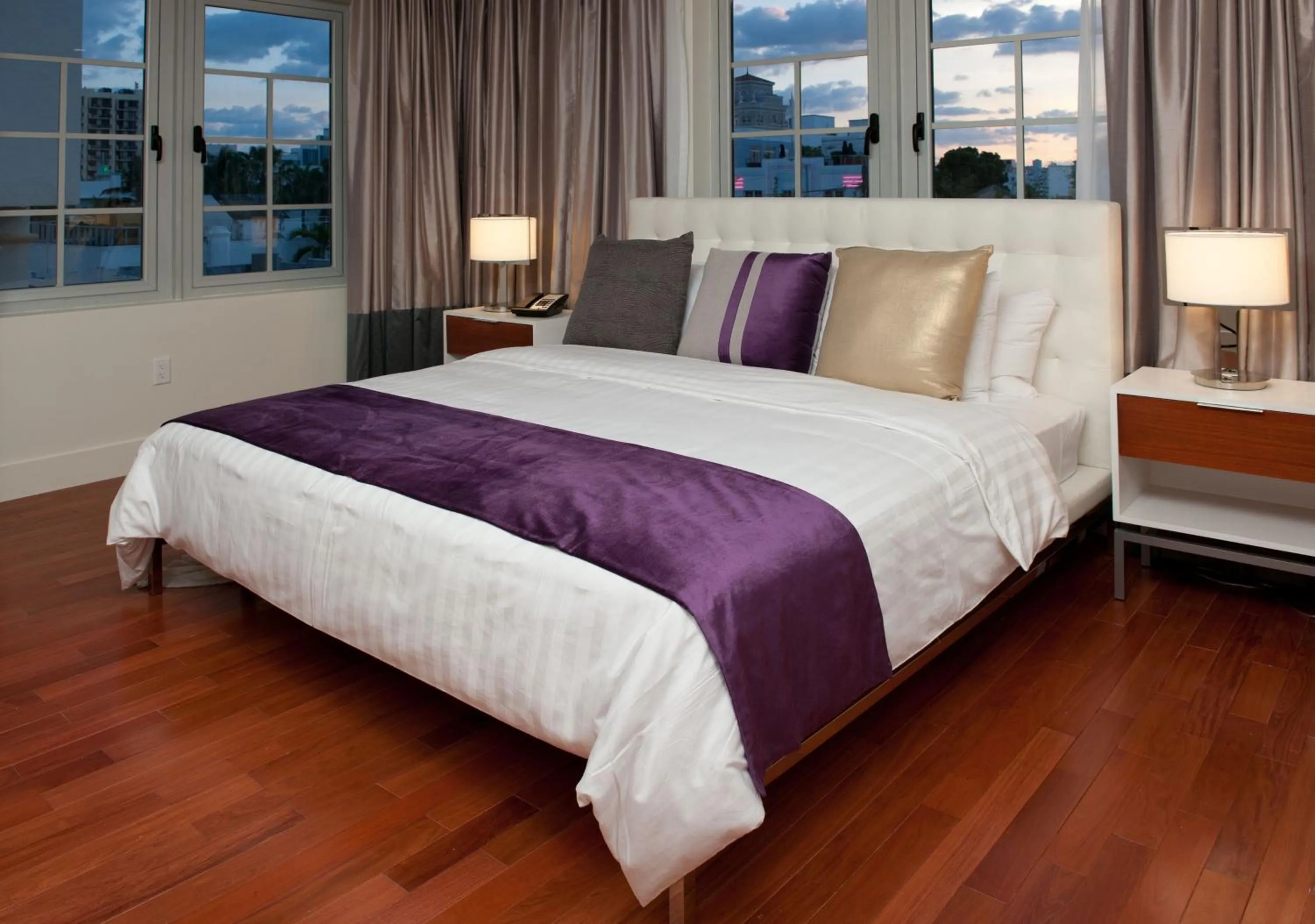 Bed in Leslie Hotel Ocean Drive