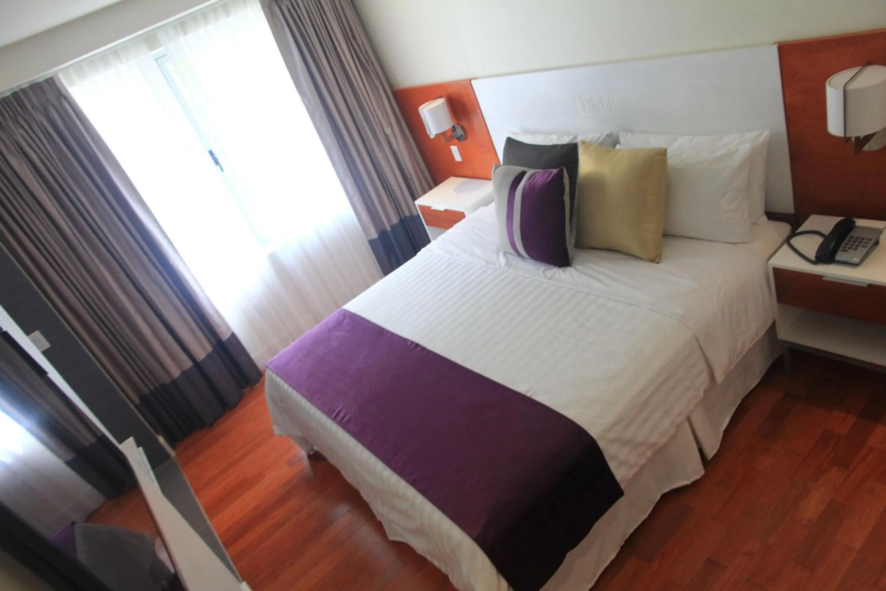 Bed in Leslie Hotel Ocean Drive