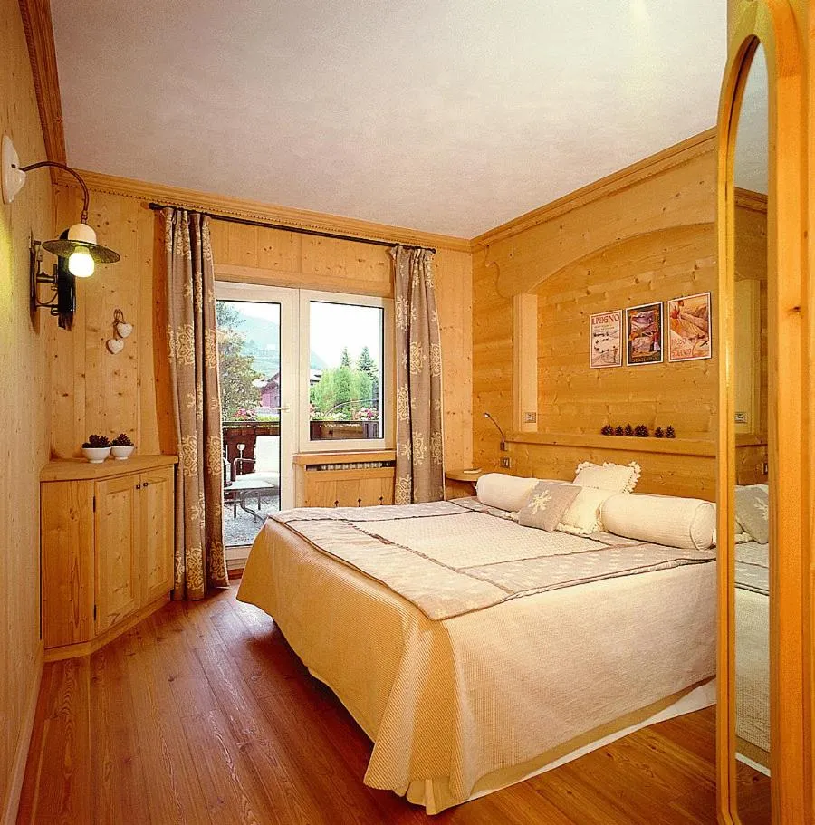 Bedroom, Bed in Hotel Baita Dei Pini