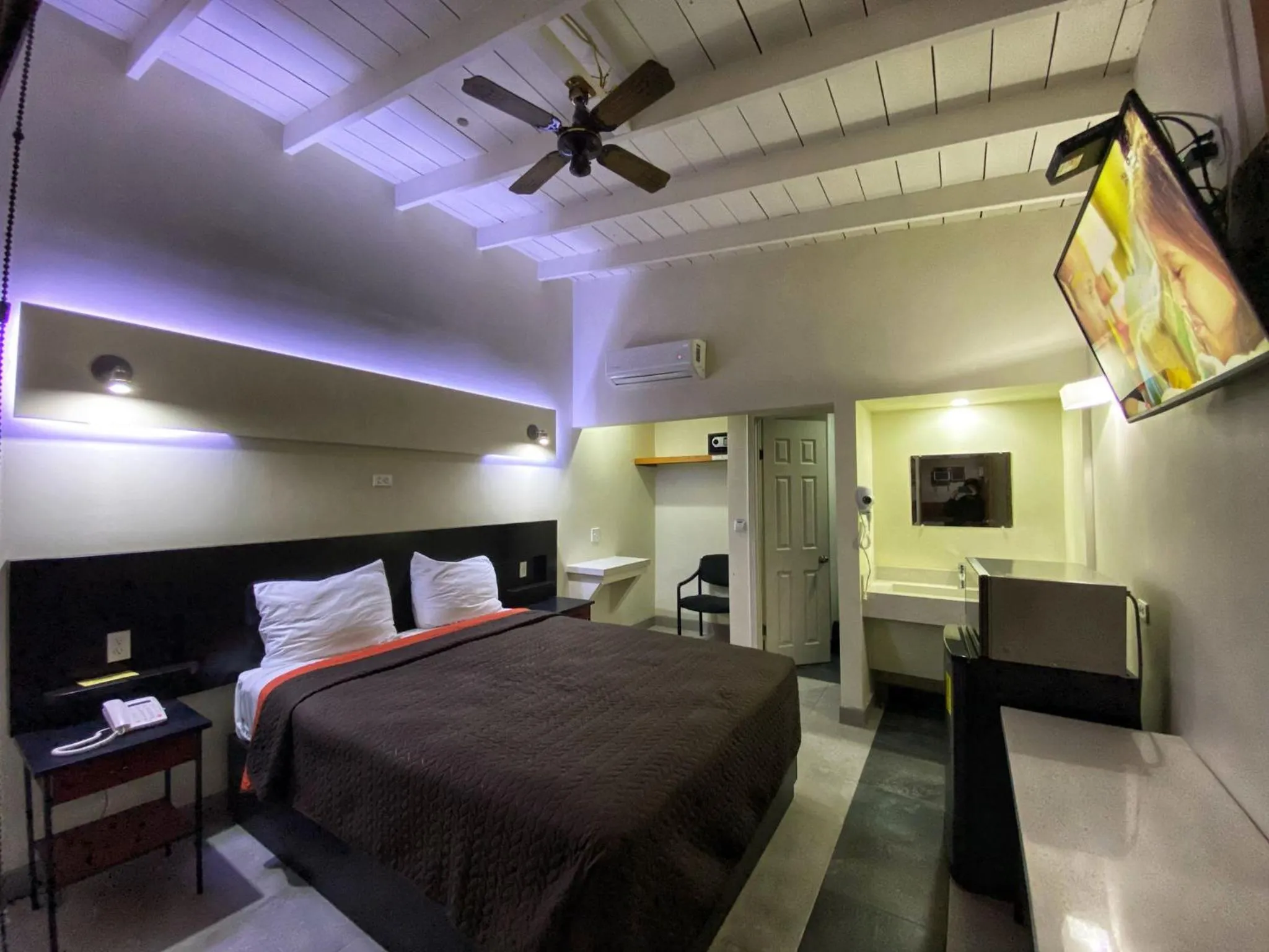 Photo of the whole room, Bed in Motel Reno