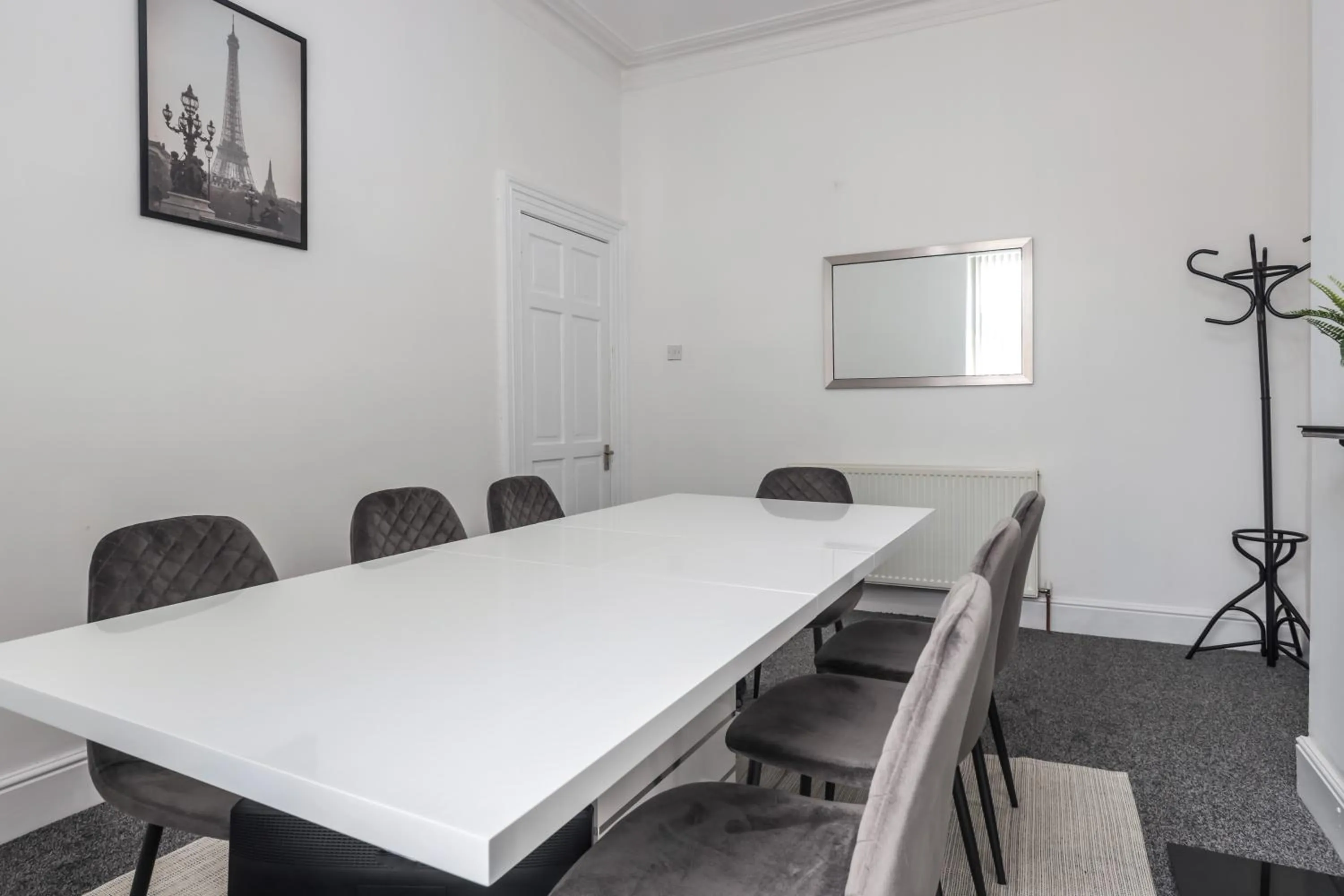 Dining area in Spacious 4 Bed House in Birmingham, Suitable for Contractors