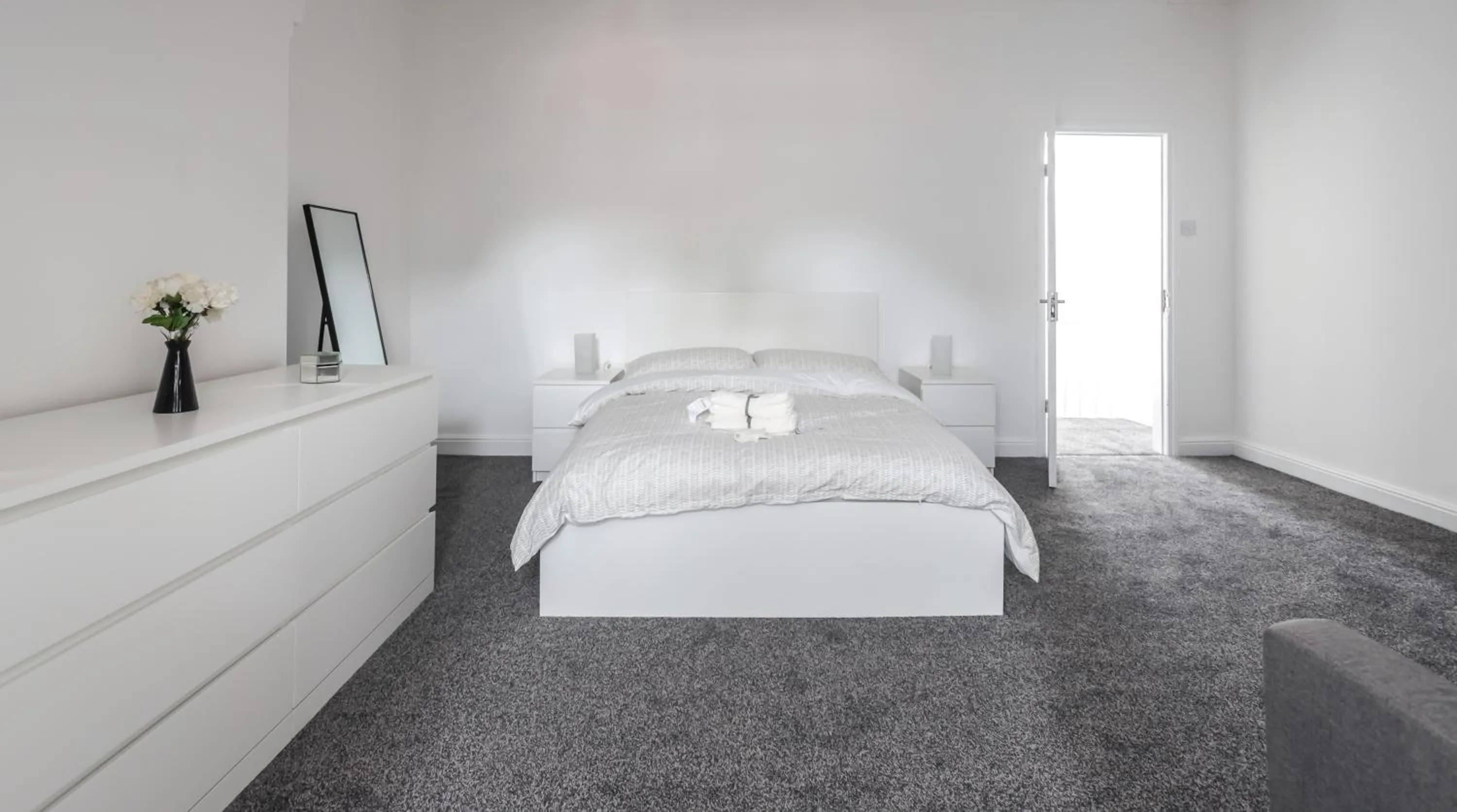 Bedroom in Spacious 4 Bed House in Birmingham, Suitable for Contractors