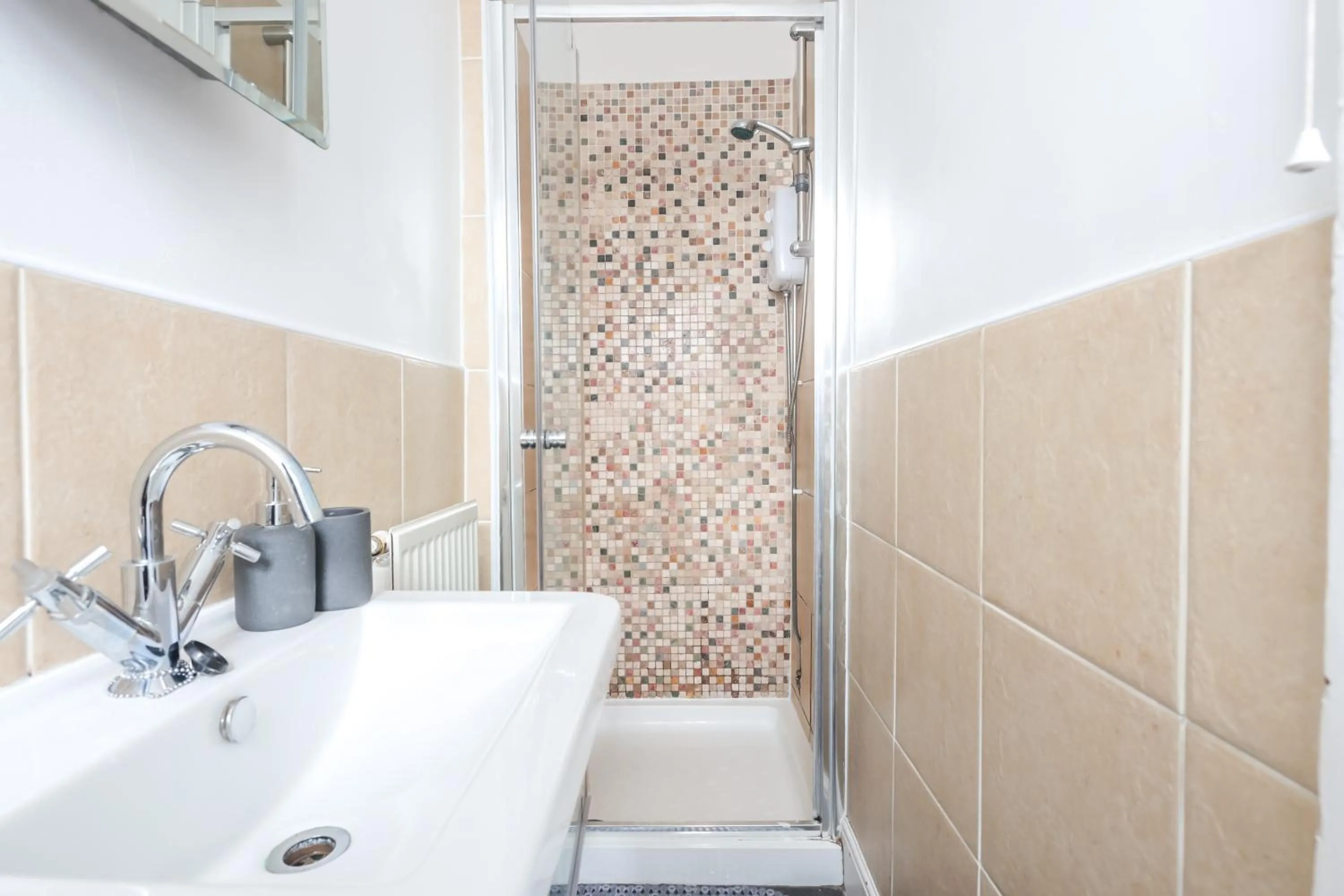 Bathroom in Spacious 4 Bed House in Birmingham, Suitable for Contractors