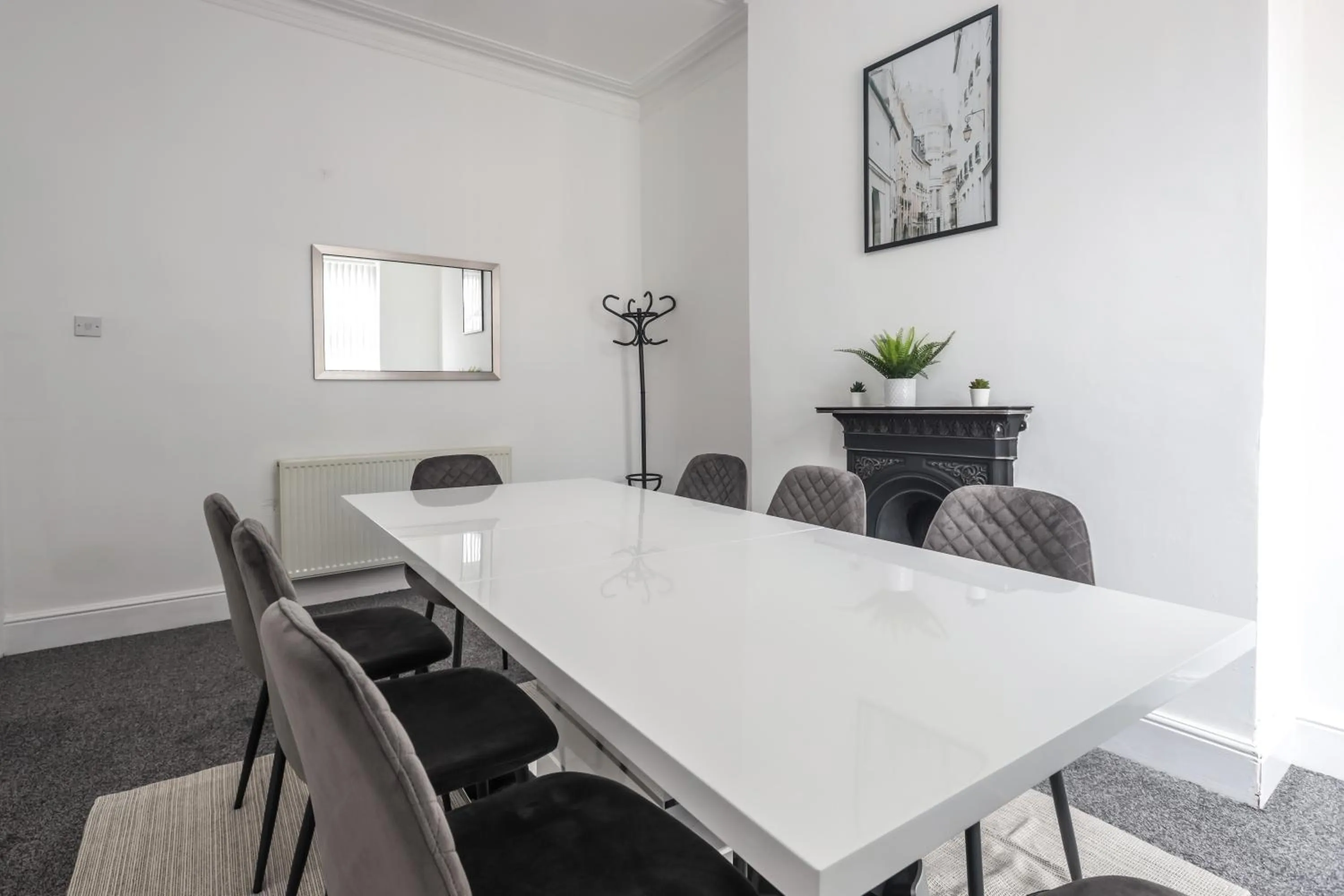 Dining area in Spacious 4 Bed House in Birmingham, Suitable for Contractors